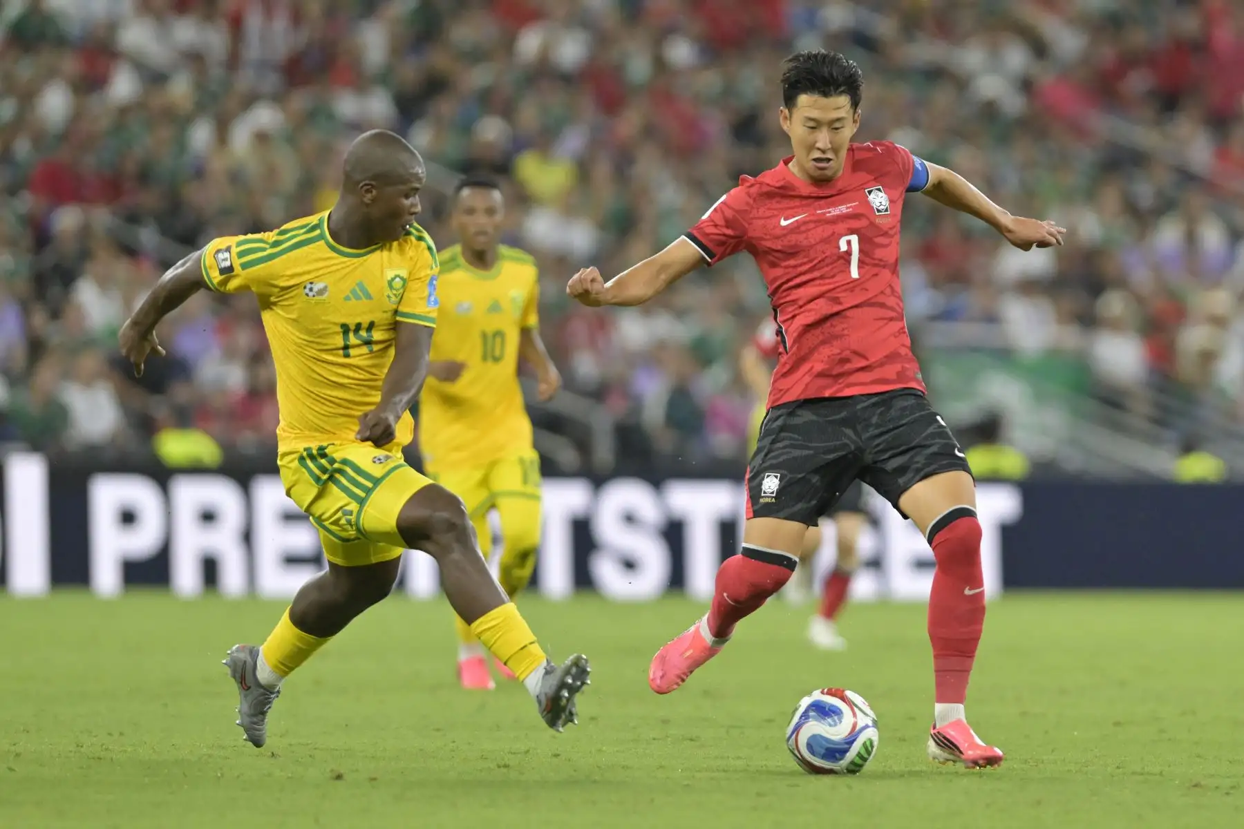 Mbekezeli Mbokazi de Sudáfrica disputa el balón con Son Heung-min de Corea del Sur este miércoles, durante un partido del grupo A del Mundial de la FIFA 2026 entre Sudáfrica y Corea del Sur en el estadio BBVA en Monterrey (México). Foto: ANDINA/EFE