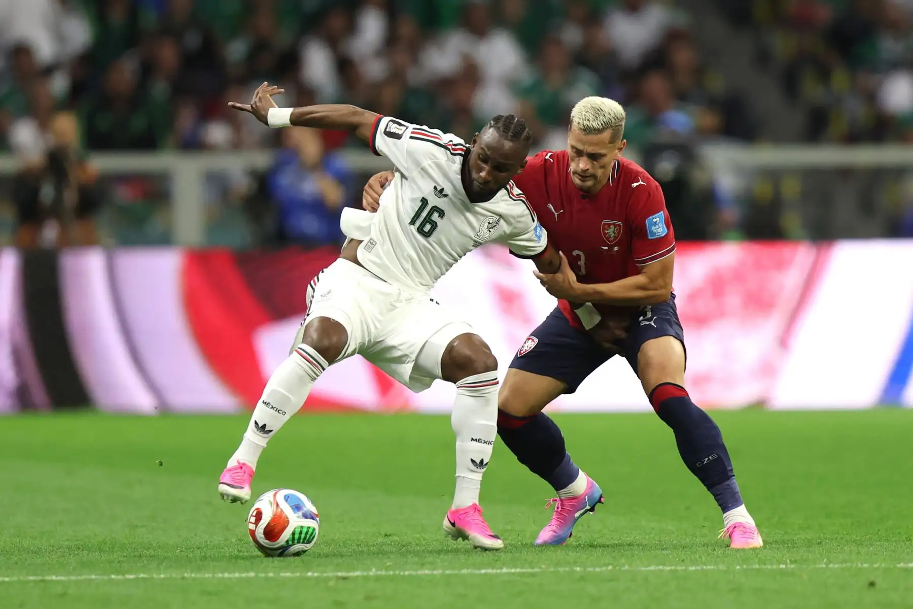 Tomas Holes de República Checa disputa un balón con Julián Quiñones de México este miércoles, en un partido del grupo A del Mundial de la FIFA 2026 entre República Checa y México en el estadio Azteca en Ciudad de México (México).
Foto: ANDINA/EFE