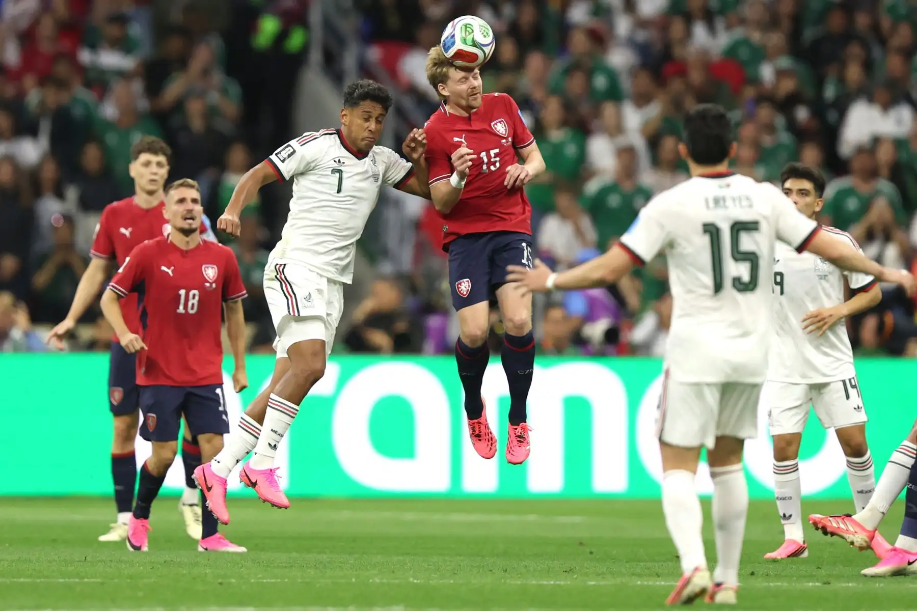 Pavel Sulc de República Checa disputa un balón con Luis Romo de México este miércoles, en un partido del grupo A del Mundial de la FIFA 2026 entre República Checa y México en el estadio Azteca en Ciudad de México (México). Foto: ANDINA/EFE
