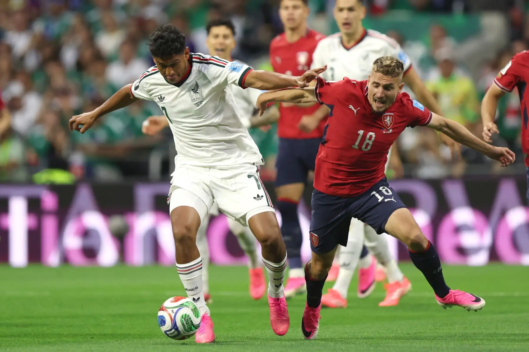 Michal Sadilek de República Checa disputa un balón con Luis Romo de México este miércoles, en un partido del grupo A del Mundial de la FIFA 2026 entre República Checa y México en el estadio Azteca en Ciudad de México (México). Foto: ANDINA/EFE