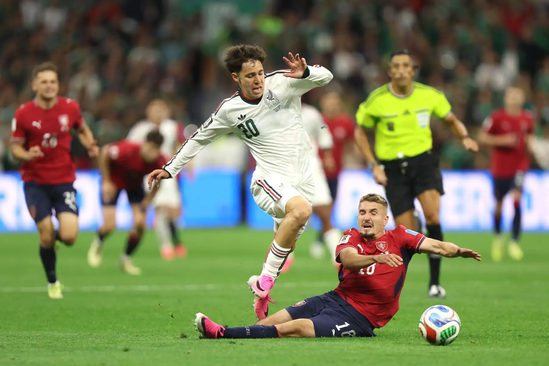 Michal Sadilek de República Checa disputa un balón con Mateo Chávez de México este miércoles, en un partido del grupo A del Mundial de la FIFA 2026 entre República Checa y México en el estadio Azteca en Ciudad de México (México). 
Foto: ANDINA/EFE