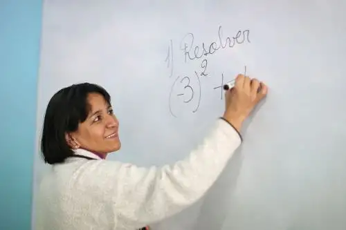 La ministra de Educación, María Esther Cuadros, destacó el compromiso de los docentes que se preparan y participan en los concursos de la Carrera Pública Magisterial para seguir creciendo profesionalmente. “Cada docente que se prepara para un concurso de nombramiento, ascenso o acceso a cargos demuestra su compromiso con la mejora continua y con una educación de calidad para sus estudiantes”, señaló.