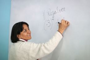 La ministra de Educación, María Esther Cuadros, destacó el compromiso de los docentes que se preparan y participan en los concursos de la Carrera Pública Magisterial para seguir creciendo profesionalmente. “Cada docente que se prepara para un concurso de nombramiento, ascenso o acceso a cargos demuestra su compromiso con la mejora continua y con una educación de calidad para sus estudiantes”, señaló.