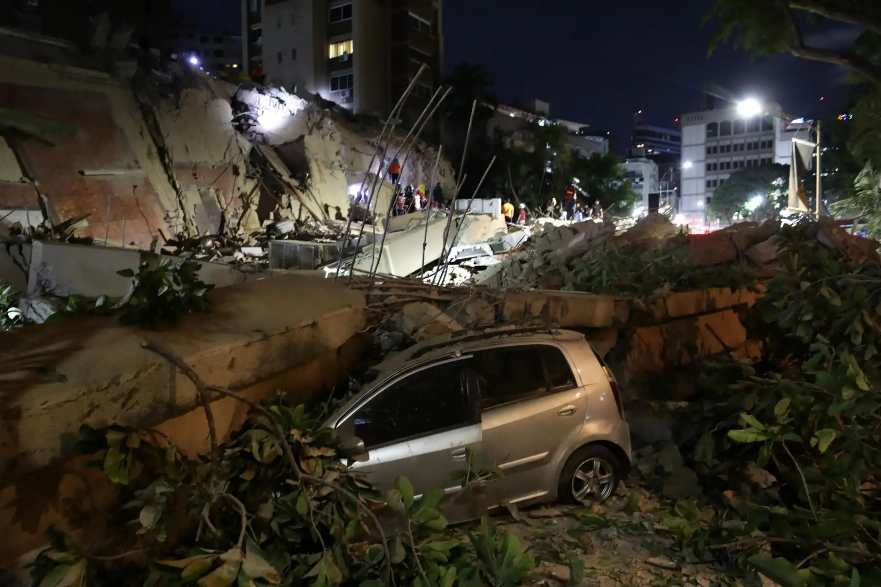 Al menos 164 personas murieron y 971 resultaron heridas tras dos potentes terremotos de magnitudes 7,2 y 7,5 que sacudieron Venezuela, provocaron el derrumbe de numerosos edificios y dejaron graves daños en La Guaira y Caracas. El Gobierno declaró el estado de emergencia nacional y desplegó equipos de rescate, mientras continuaba la búsqueda de personas atrapadas entre los escombros. Foto: ANDINA/EFE.