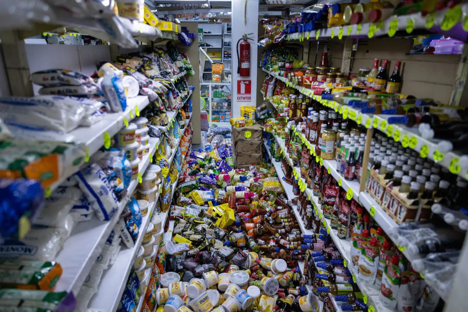 Productos y objetos quedaron esparcidos en los pasillos de un establecimiento comercial debido a la fuerza de los terremotos registrados en Venezuela. Foto: ANDINA/AFP.