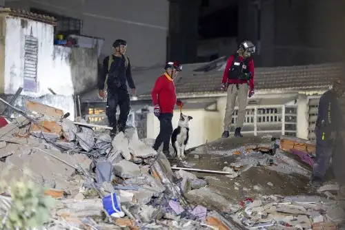 Al menos 164 personas murieron y 971 resultaron heridas tras dos potentes terremotos de magnitudes 7,2 y 7,5 que sacudieron Venezuela, provocaron el derrumbe de numerosos edificios y dejaron graves daños en La Guaira y Caracas. El Gobierno declaró el estado de emergencia nacional y desplegó equipos de rescate, mientras continuaba la búsqueda de personas atrapadas entre los escombros. Foto: ANDINA/EFE.