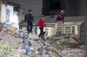 Al menos 164 personas murieron y 971 resultaron heridas tras dos potentes terremotos de magnitudes 7,2 y 7,5 que sacudieron Venezuela, provocaron el derrumbe de numerosos edificios y dejaron graves daños en La Guaira y Caracas. El Gobierno declaró el estado de emergencia nacional y desplegó equipos de rescate, mientras continuaba la búsqueda de personas atrapadas entre los escombros. Foto: ANDINA/EFE.