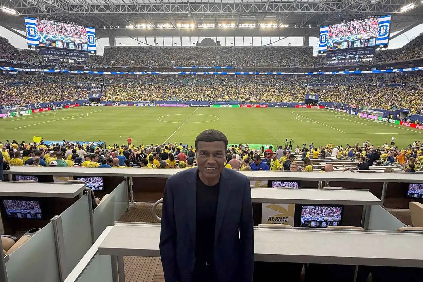 Teófilo Cubillas posó desde las tribunas del estadio de Miami antes del partido entre Brasil y Escocia por la Copa Mundial 2026. Foto: Redes sociales/Teófilo Cubillas.