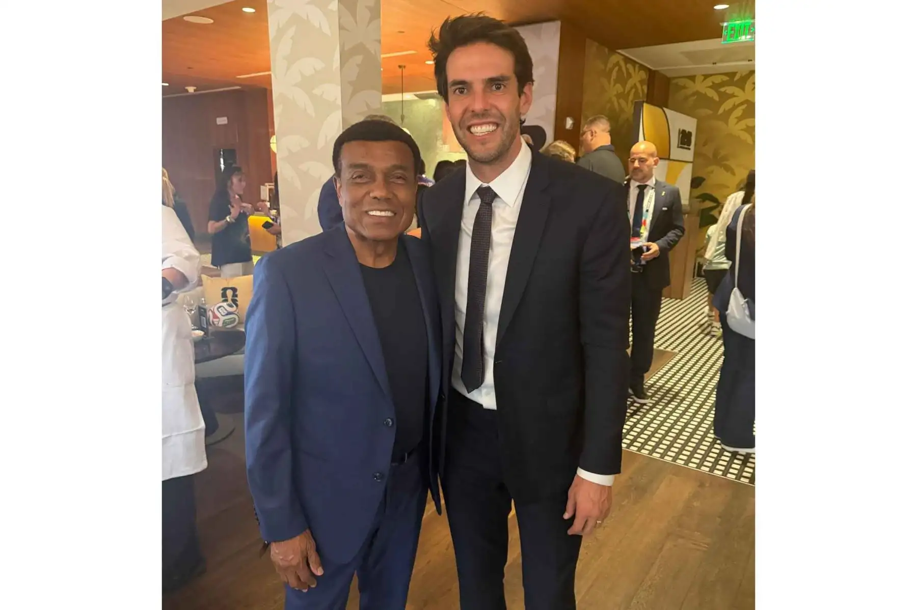 Teófilo Cubillas compartió con Kaká, exfutbolista brasileño y ganador del Balón de Oro, durante su visita a Miami para presenciar el encuentro entre Brasil y Escocia. Foto: Redes sociales/Teófilo Cubillas.
