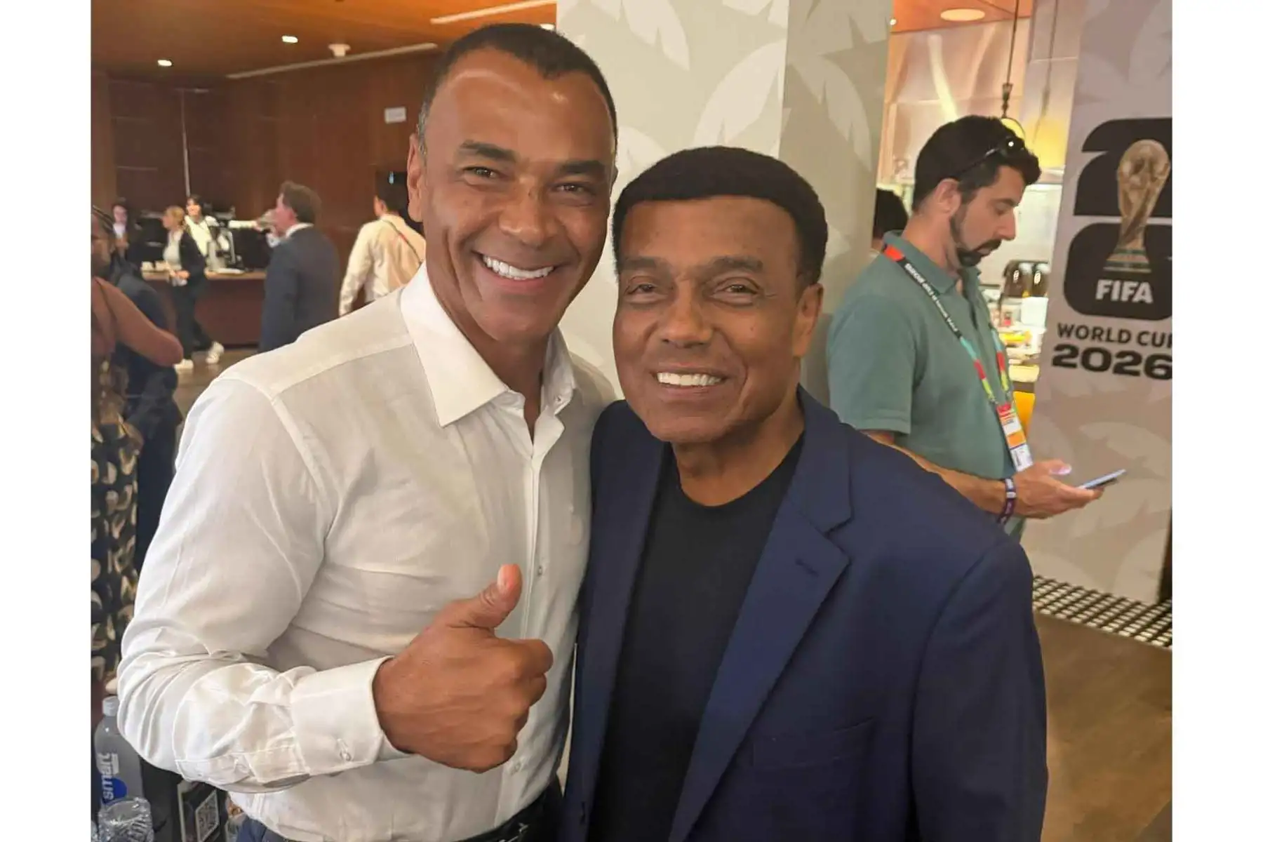 Teófilo Cubillas se reencontró con Cafú, excapitán de la selección brasileña y campeón mundial, durante su participación en las actividades de FIFA Legends. Foto: Redes sociales/Teófilo Cubillas.