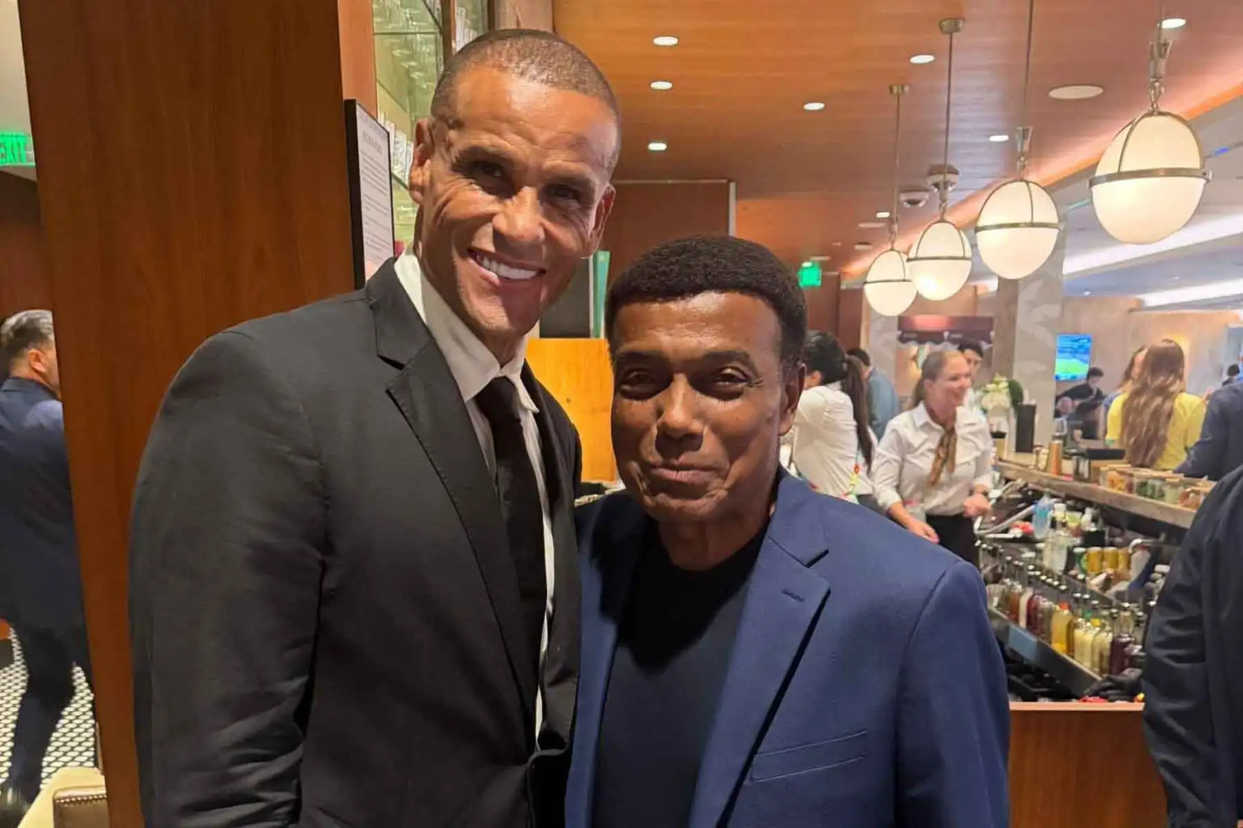 Teófilo Cubillas posó junto con Rivaldo, campeón mundial con Brasil en Corea-Japón 2002, durante el partido entre las selecciones de Brasil y Escocia. Foto: Redes sociales/Teófilo Cubillas.