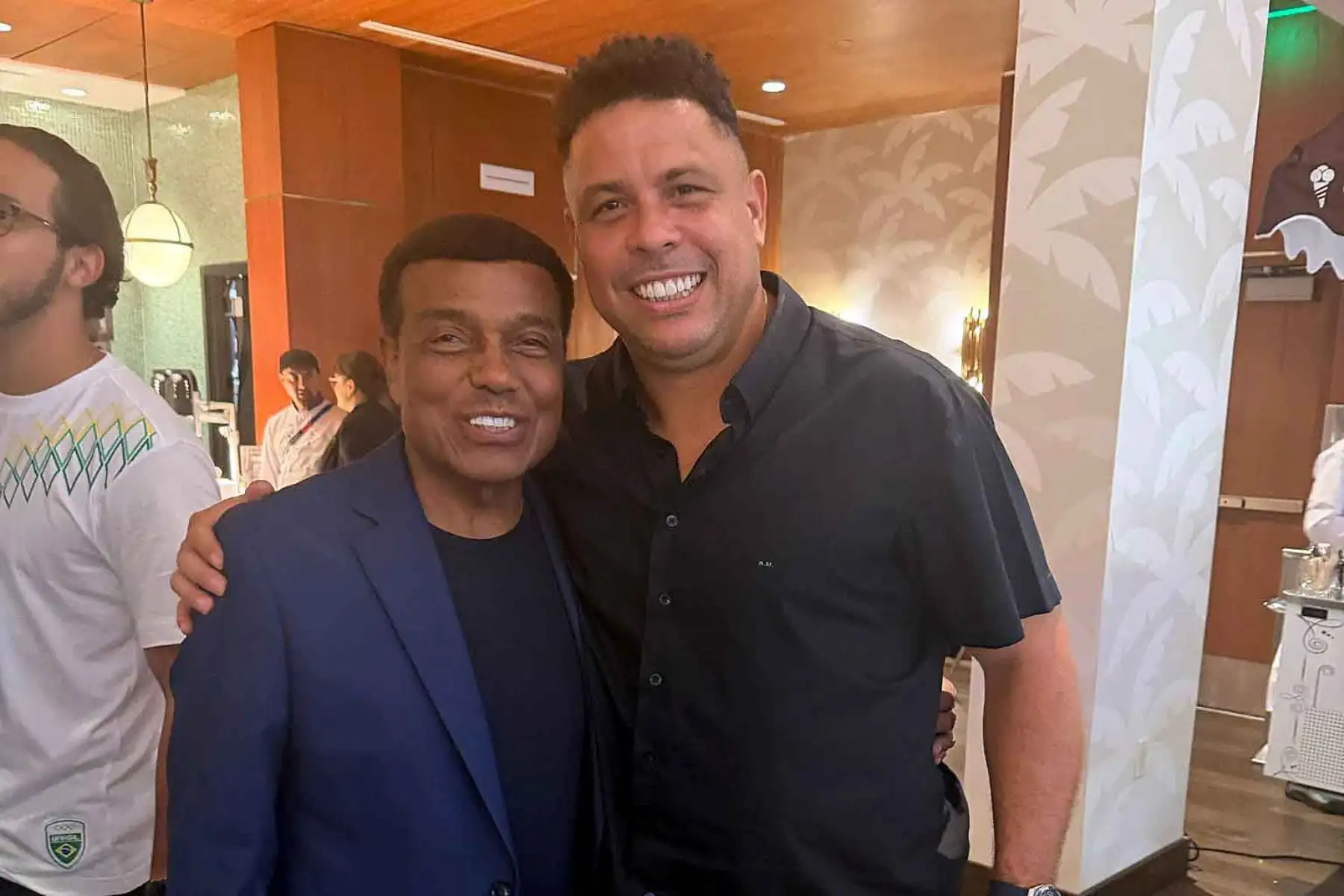 Teófilo Cubillas compartió con Ronaldo Nazário, histórico delantero de la selección brasileña, durante el encuentro organizado por la FIFA en Miami. Foto: Redes sociales/Teófilo Cubillas.
