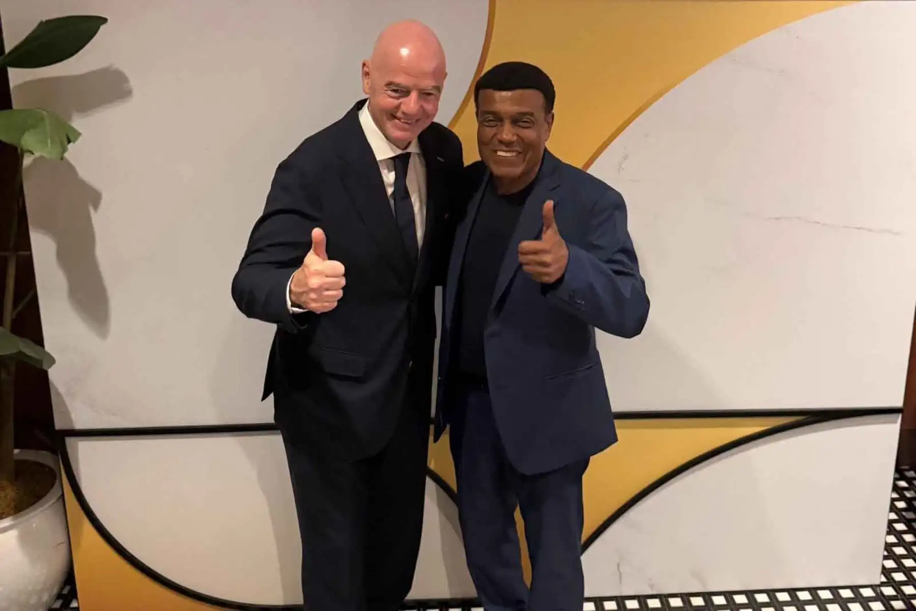 Teófilo Cubillas posó junto con el presidente de la FIFA, Gianni Infantino, durante su participación como integrante de FIFA Legends en el partido entre Brasil y Escocia, disputado en Miami. Foto: Redes sociales/Teófilo Cubillas.