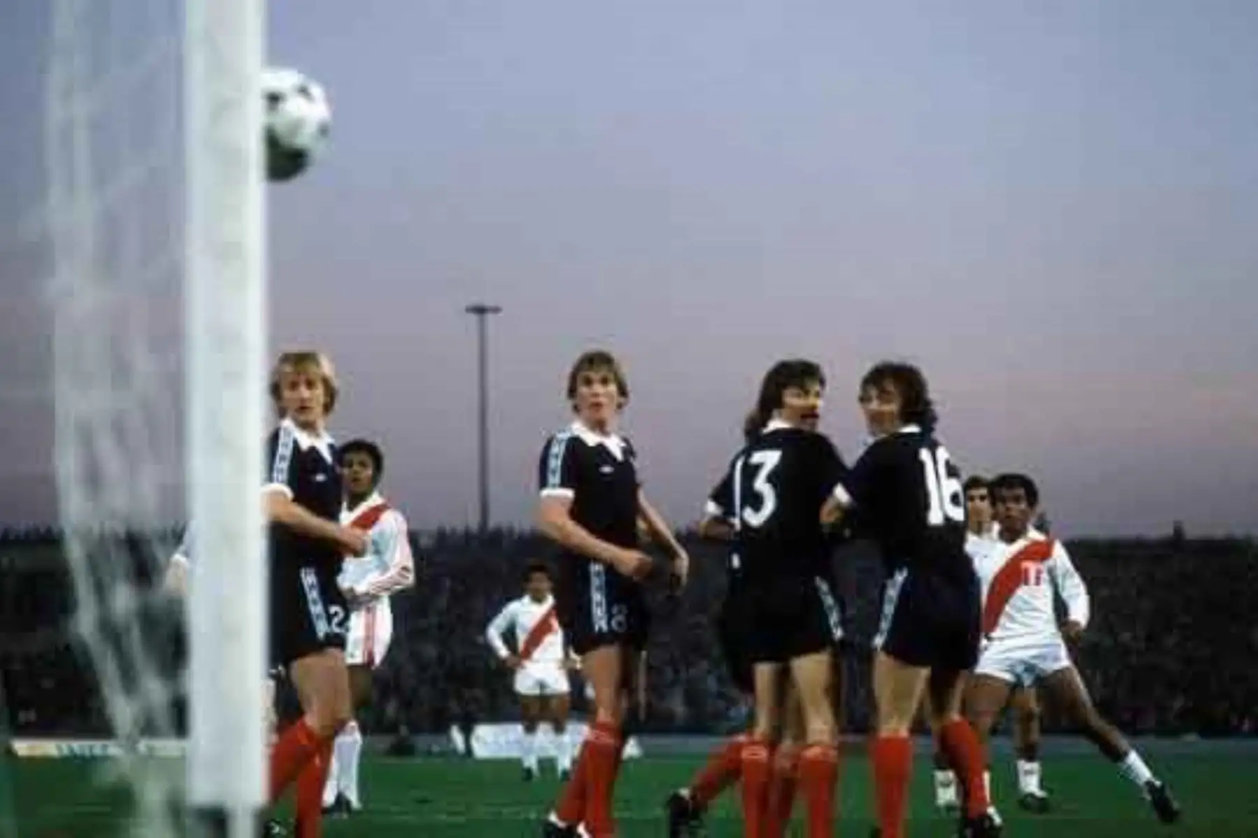Teófilo Cubillas ejecutó el histórico tiro libre con el que anotó ante Escocia durante la Copa del Mundo de Argentina 1978, partido en el que marcó dos goles. Foto: Redes sociales/Teófilo Cubillas.