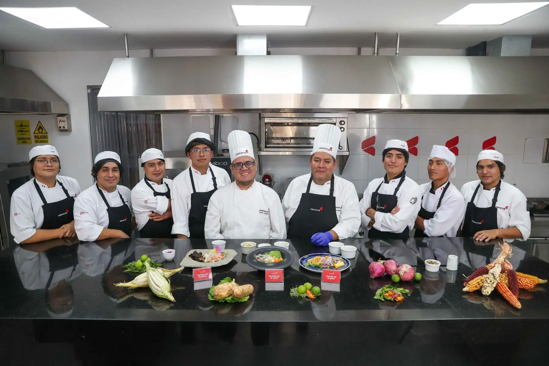 El Centro de Formación en Turismo (Cenfotur) presentó la muestra gastronómica “La Ruta del Ceviche: un viaje por los sabores del Perú”, en el marco del Día Nacional del Ceviche. Chefs docentes y estudiantes elaboraron versiones con trucha y doncella, acompañadas de insumos andinos y amazónicos como papa, mote, cancha serrana, yuca, plátano bellaco y ají charapita. Foto: ANDINA/Ricardo Cuba.