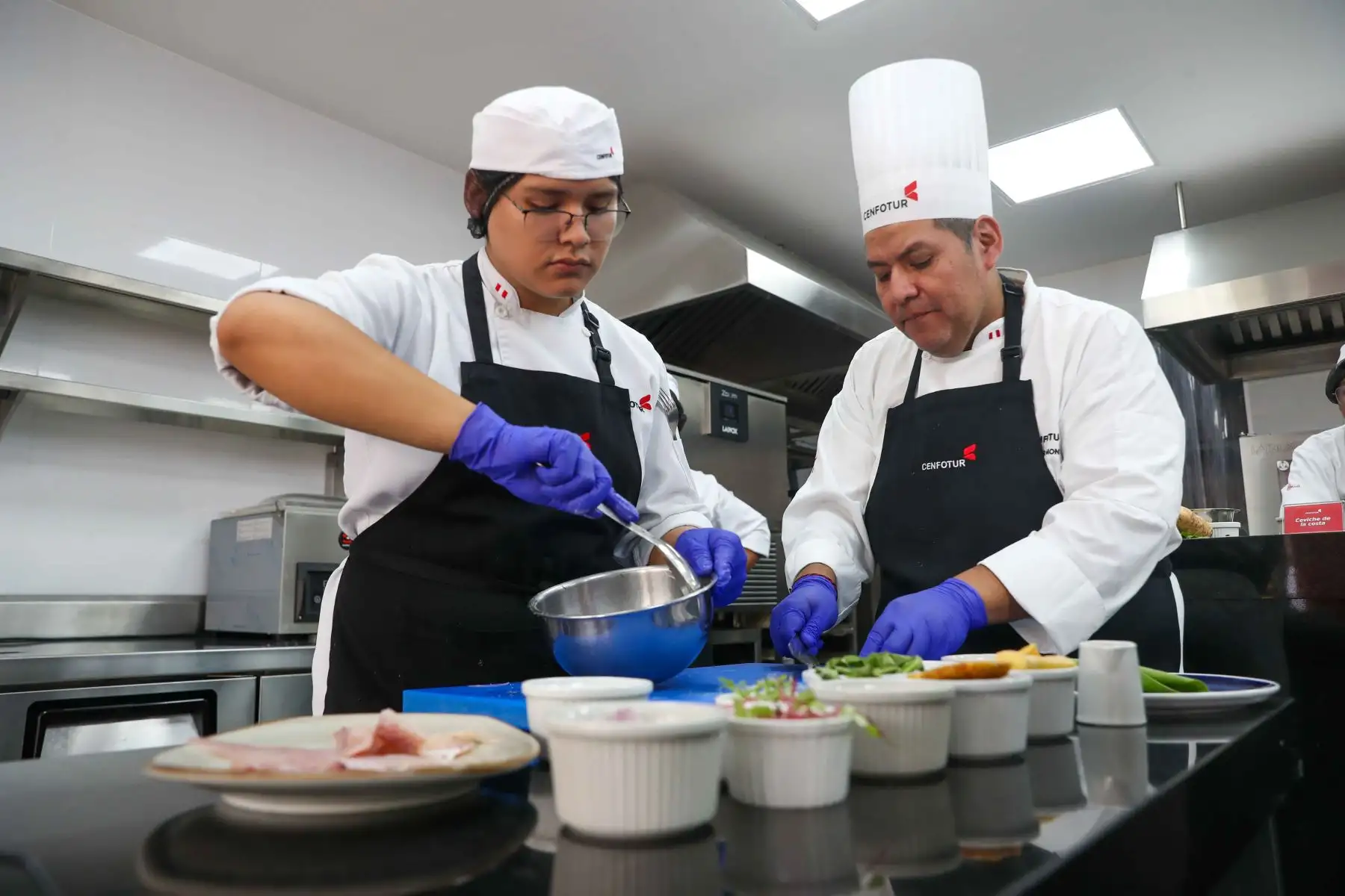El Centro de Formación en Turismo (Cenfotur) presentó la muestra gastronómica “La Ruta del Ceviche: un viaje por los sabores del Perú”, en el marco del Día Nacional del Ceviche. Chefs docentes y estudiantes elaboraron versiones con trucha y doncella, acompañadas de insumos andinos y amazónicos como papa, mote, cancha serrana, yuca, plátano bellaco y ají charapita. Foto: ANDINA/Ricardo Cuba.
