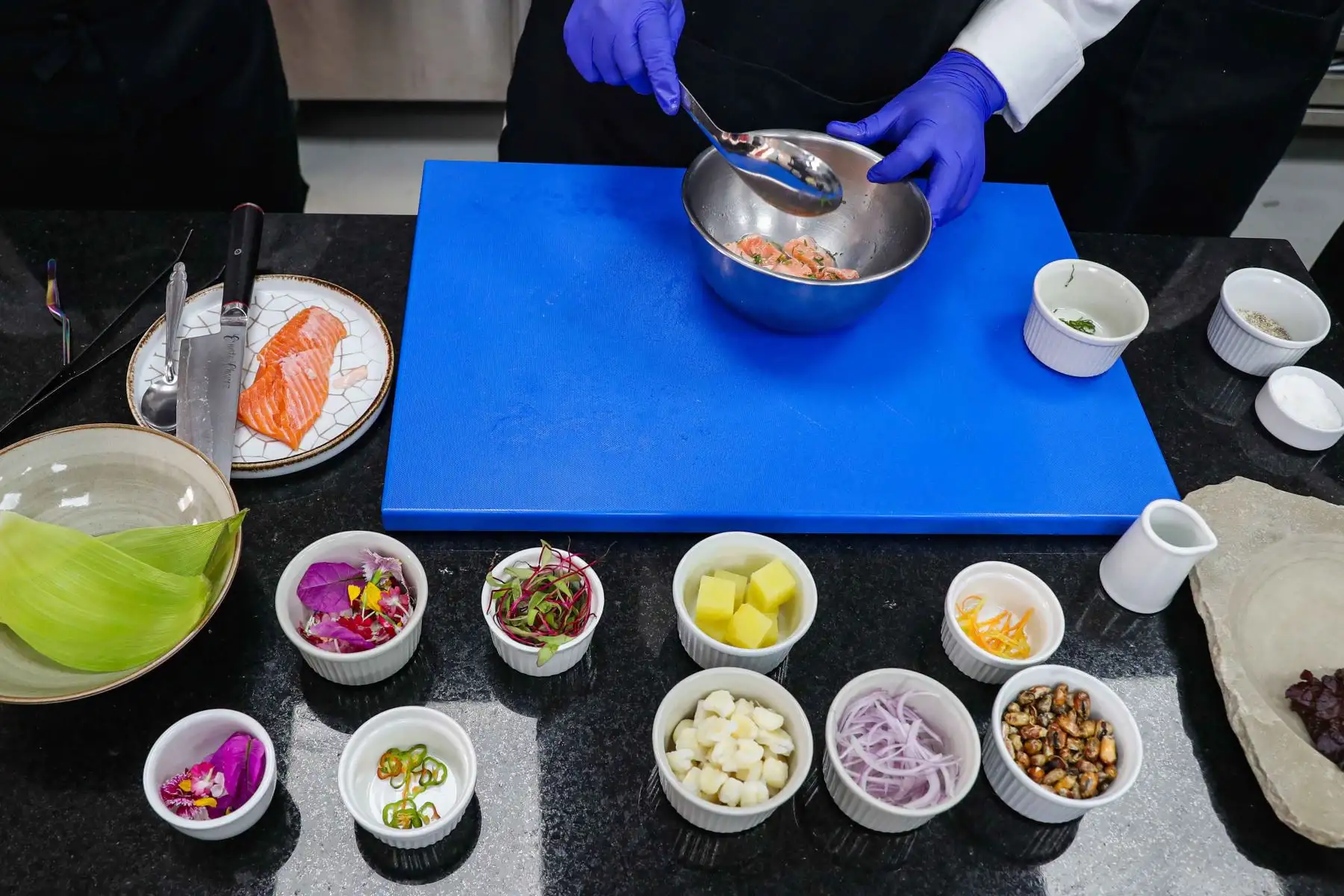 La muestra reunió una variedad de insumos como papa, mote, cancha serrana, yuca, plátano bellaco y ají charapita. Foto: ANDINA/Ricardo Cuba.