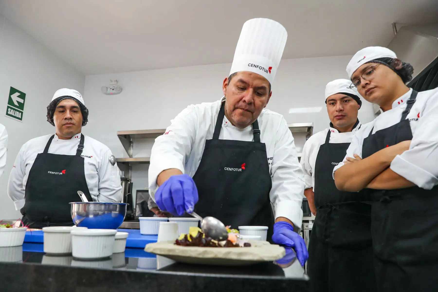 Chefs y estudiantes participaron en la elaboración de ceviches con trucha y doncella, acompañados con insumos de distintas regiones del país. Foto: ANDINA/Ricardo Cuba.