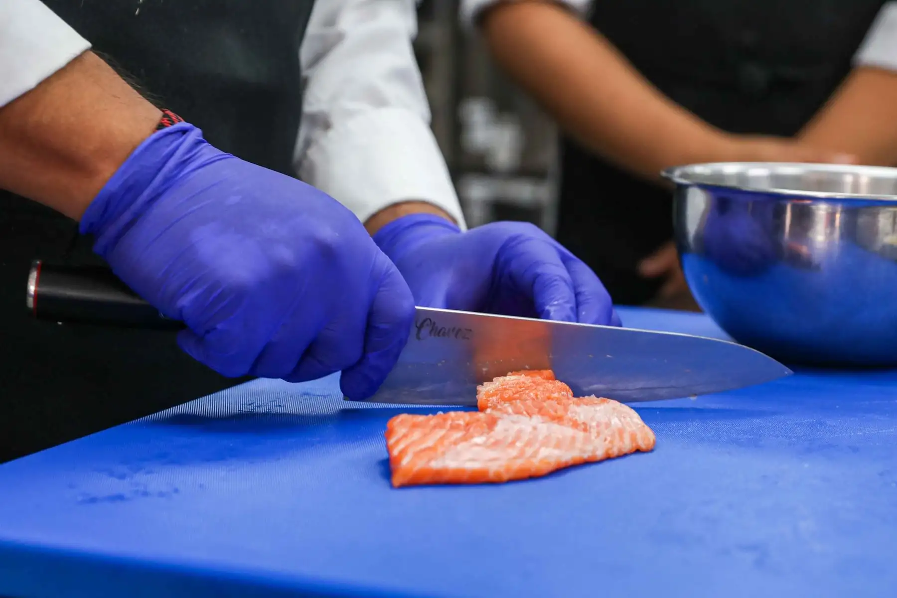 La preparación de las versiones de ceviche estuvo a cargo de chefs docentes y estudiantes de Gastronomía Peruana e Internacional del Cenfotur. Foto: ANDINA/Ricardo Cuba.
