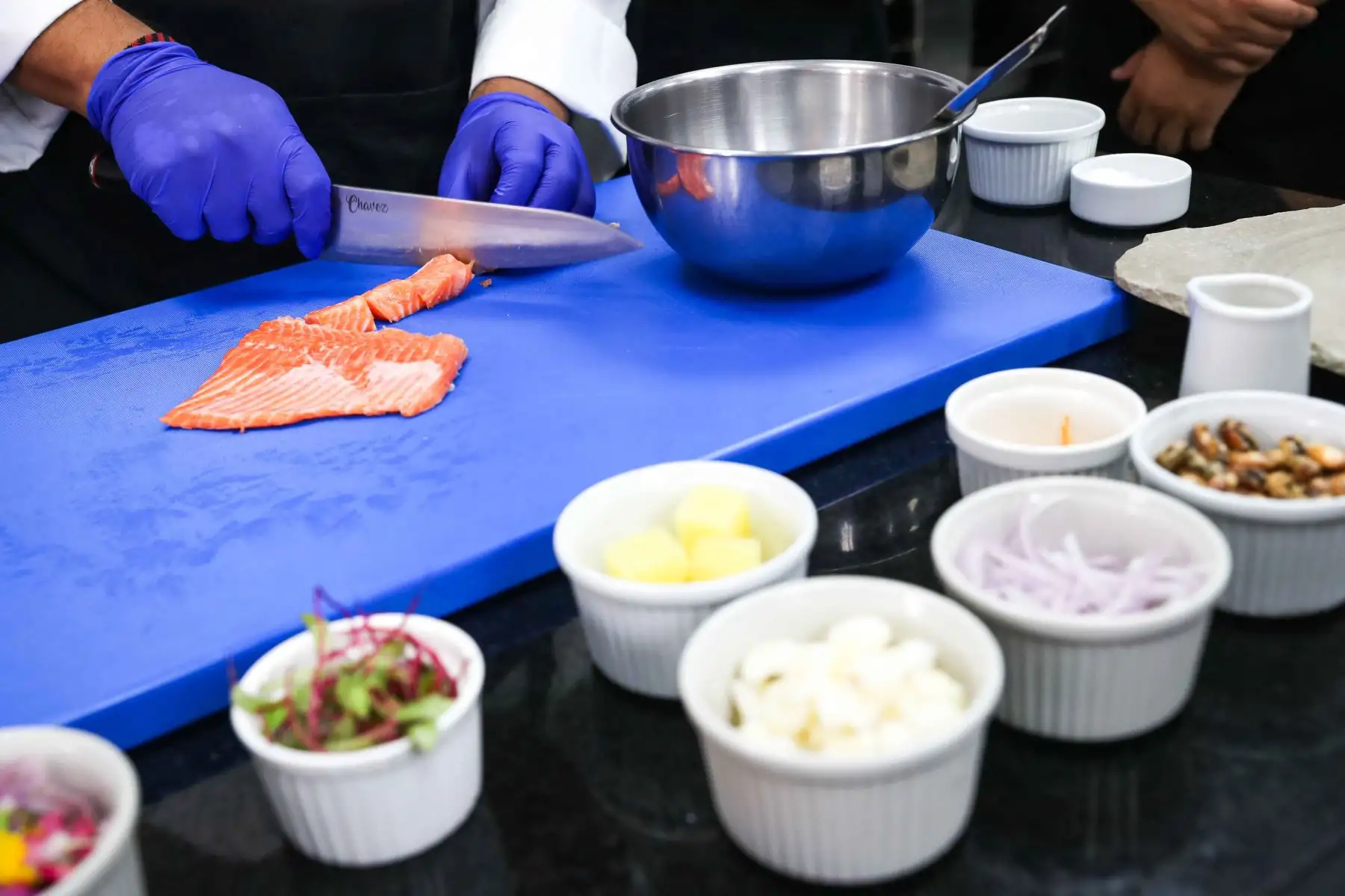 Pescado e ingredientes locales fueron preparados para la elaboración de las propuestas gastronómicas de la muestra por el Día Nacional del Ceviche. Foto: ANDINA/Ricardo Cuba.