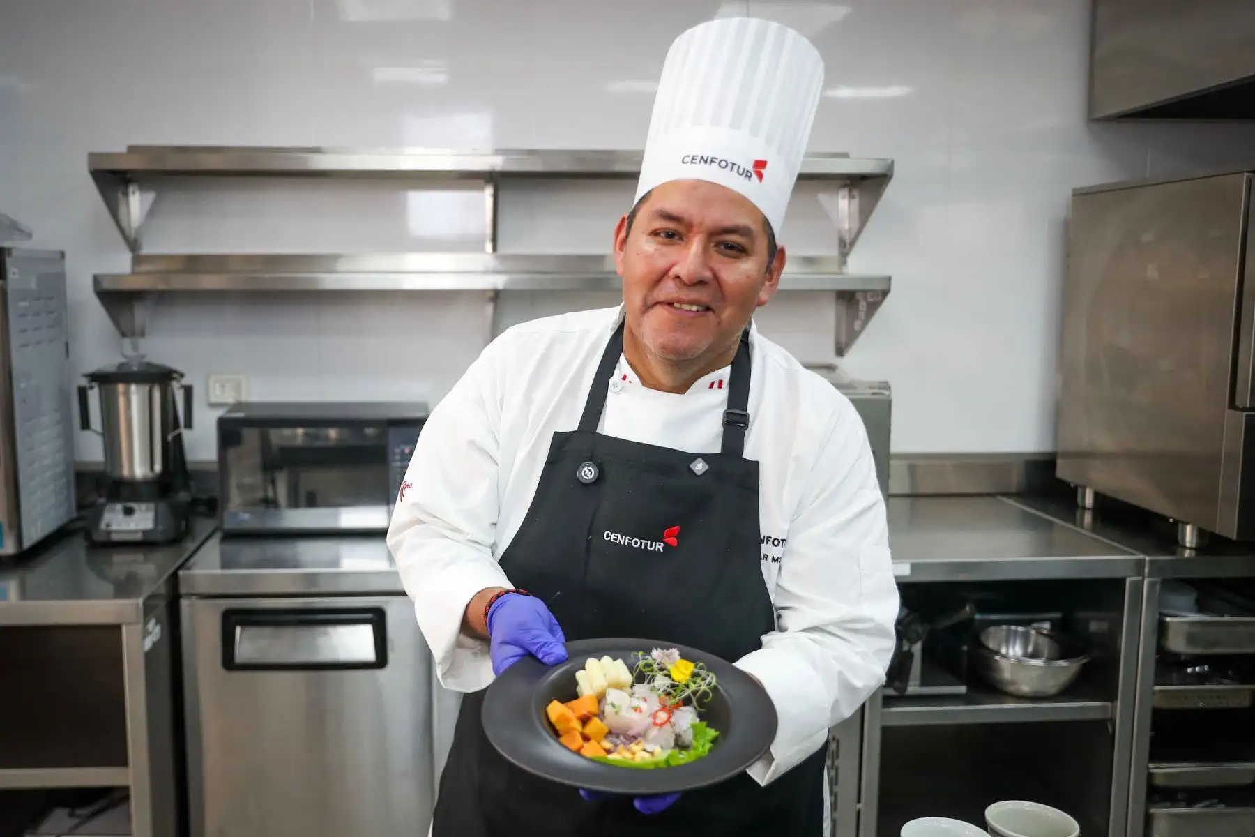 Un chef del Cenfotur presentó una de las versiones de ceviche elaboradas con productos representativos de la sierra y la selva del Perú. Foto: ANDINA/Ricardo Cuba.