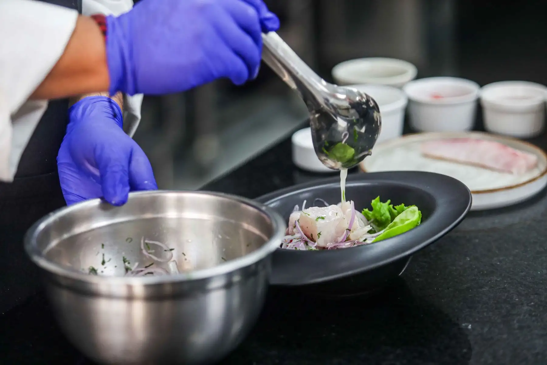 Un chef realizó el emplatado de una de las preparaciones presentadas durante la muestra gastronómica organizada por el Cenfotur. Foto: ANDINA/Ricardo Cuba.