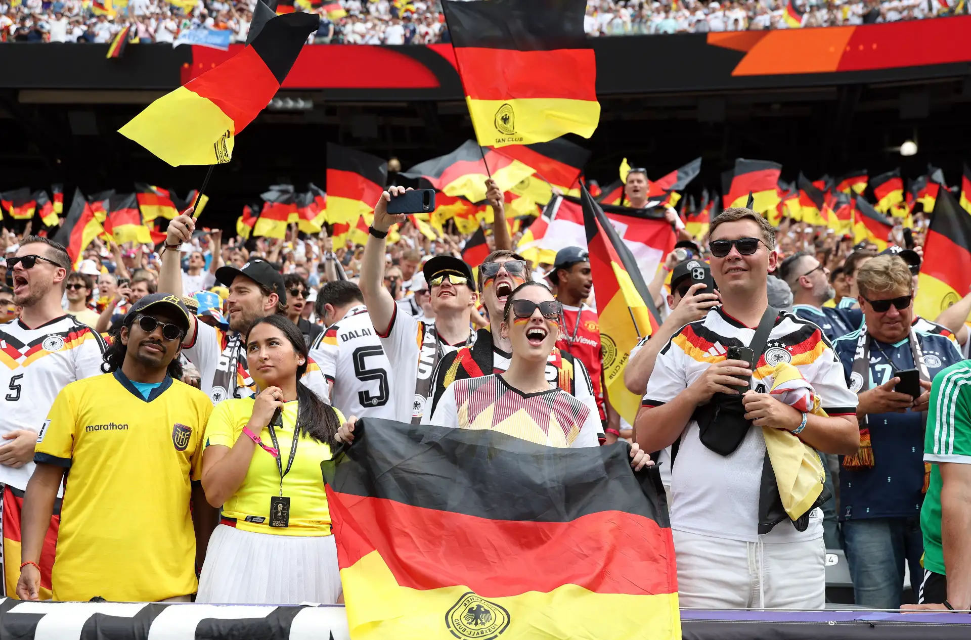 Aficionados al fútbol antes del partido de la fase de grupos de la Copa Mundial de la FIFA 2026 entre Ecuador y Alemania, en Nueva Jersey, EE. UU. Foto: Foto: ANDINA/EFE