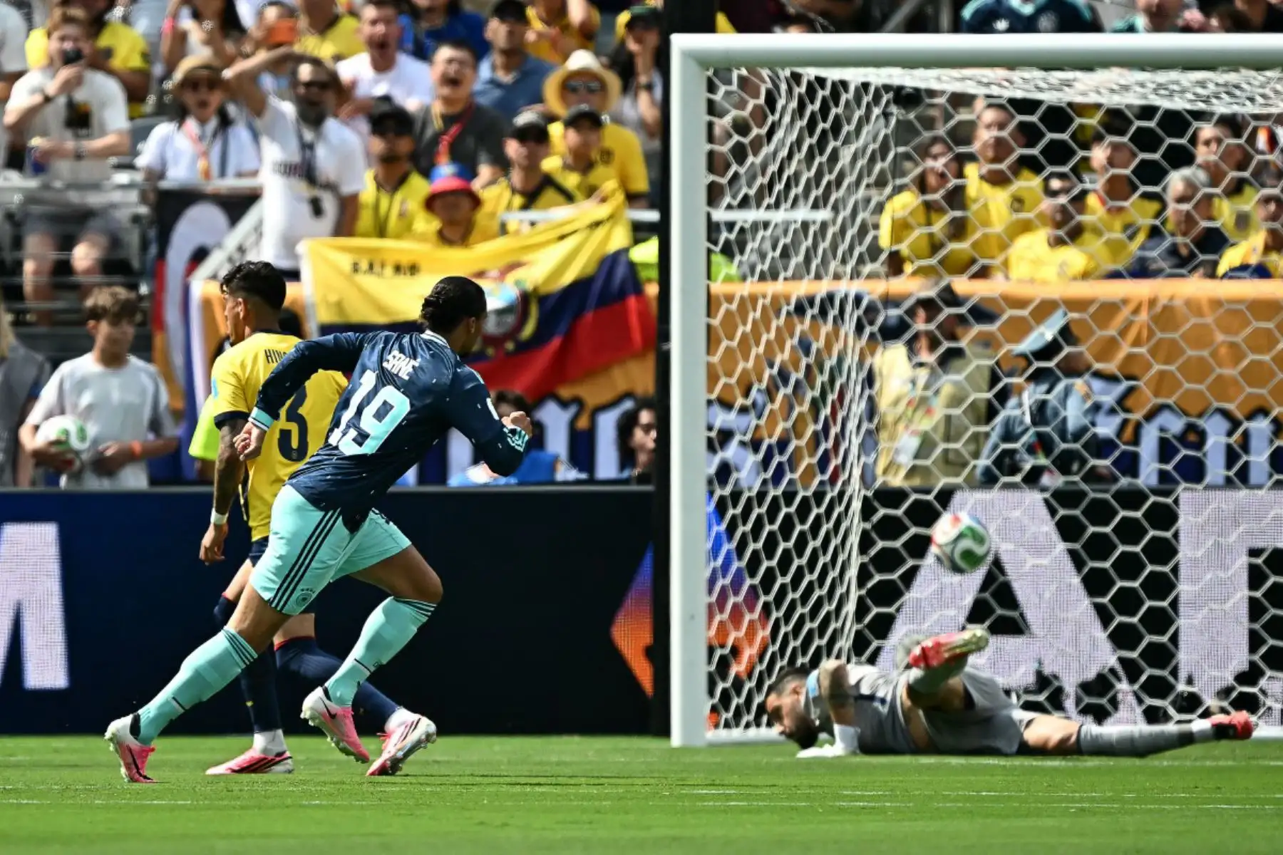 El delantero alemán, Leroy Sané, anota el primer gol de su equipo durante el partido de fútbol del Grupo E del Mundial 2026 entre Ecuador y Alemania en el estadio New York/New Jersey.
Foto: ANDINA/AFP