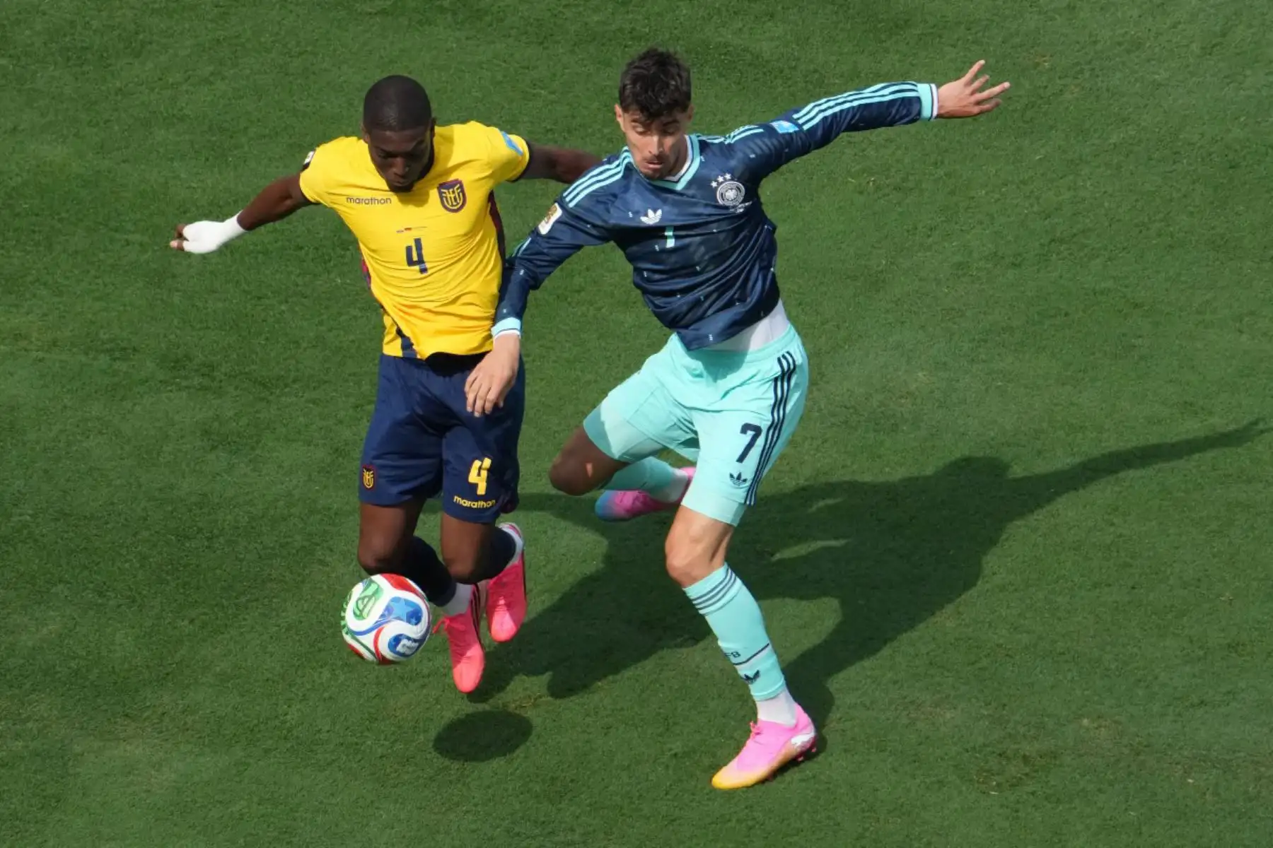 El defensa ecuatoriano Joel Ordóñez y el delantero alemán Kai Havertz luchan por el balón durante el partido de fútbol del Grupo E del Mundial 2026 entre Ecuador y Alemania en el estadio New York/New Jersey.
Foto: ANDINA/AFP