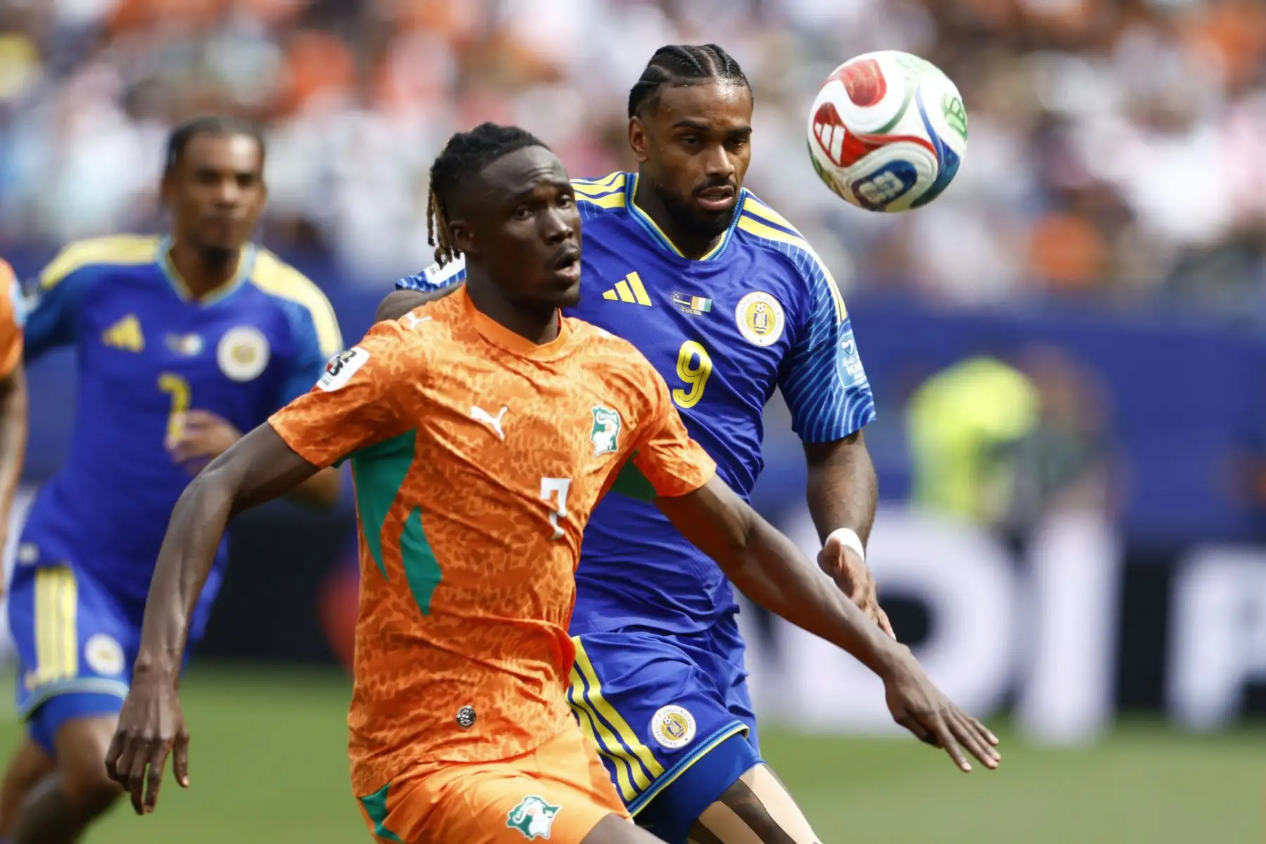 Guela Doue de Costa de Marfil en acción contra Jurgen Locadia de Curazao durante el partido de la fase de grupos de la Copa Mundial de la FIFA 2026 entre Curazao y Costa de Marfil, en Filadelfia, Pensilvania, EE. UU. Foto: ANDINA/EFE