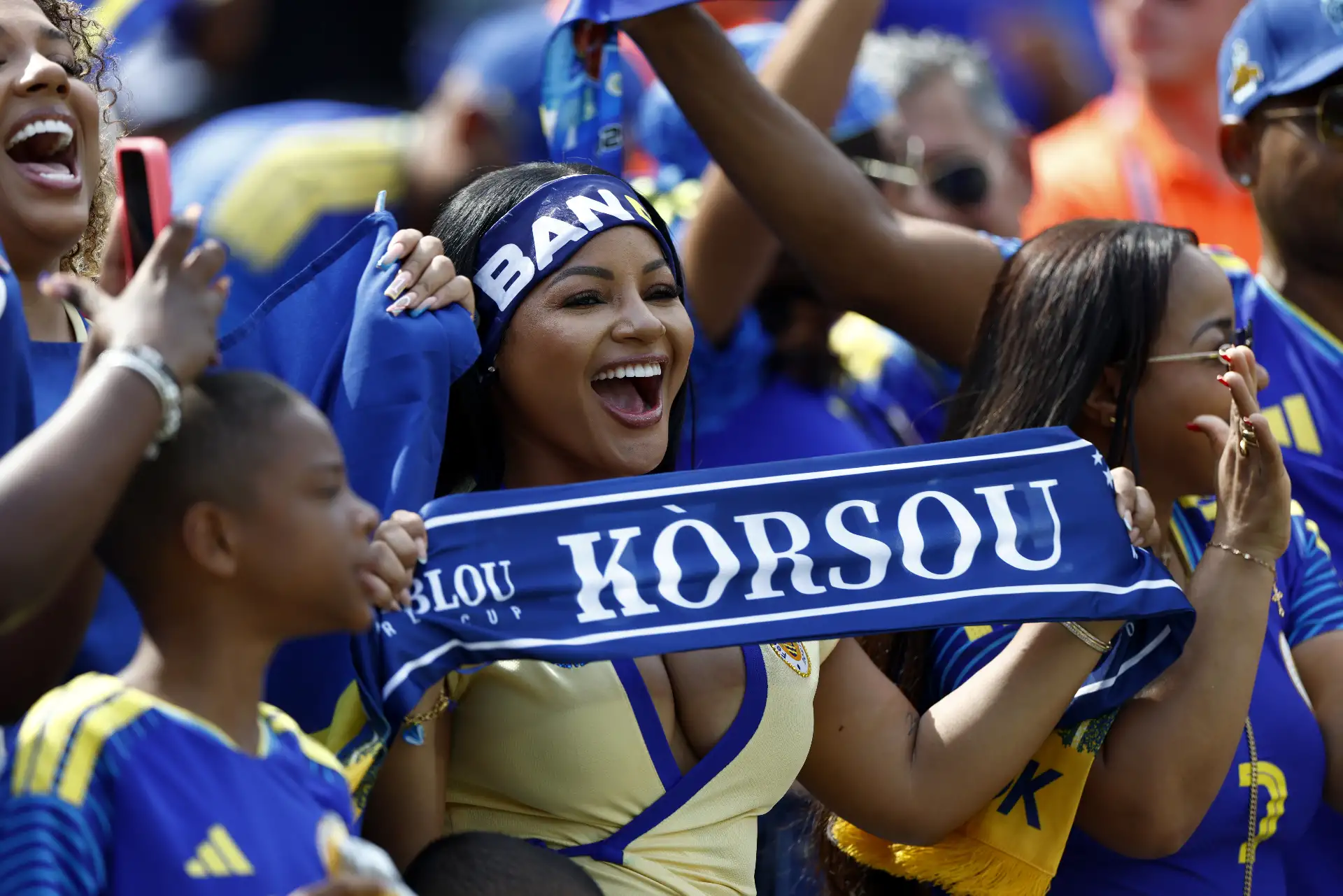 Un hincha de Curazao anima con una bufanda antes del partido de la fase de grupos de la Copa Mundial de la FIFA 2026 entre Curazao y Costa de Marfil, en Filadelfia, Pensilvania, EE. UU. Foto: ANDINA/ EFE