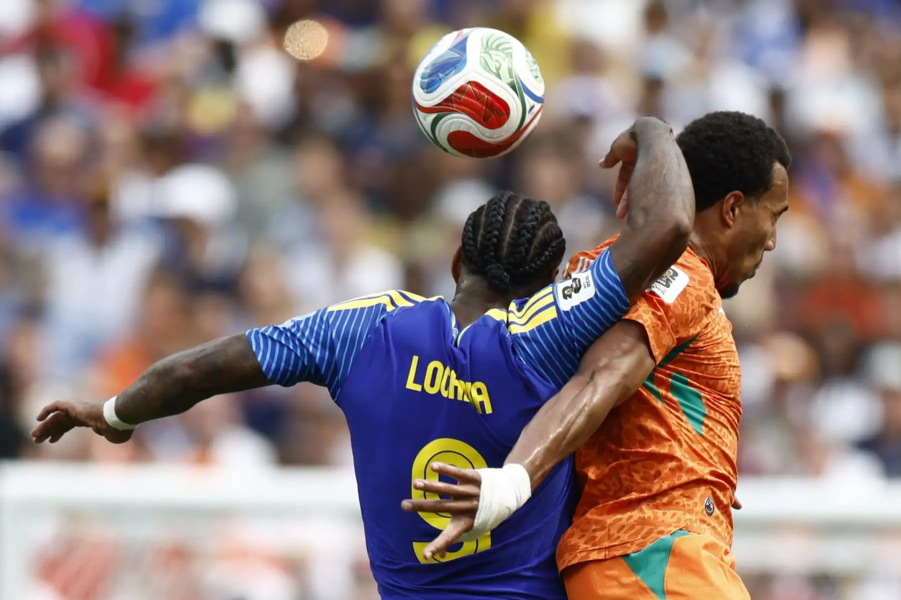 Jurgen Locadia de Curazao en acción contra Guela Doue de Costa de Marfil durante el partido de la fase de grupos de la Copa Mundial de la FIFA 2026 entre Curazao y Costa de Marfil, en Filadelfia, Pensilvania, EE. UU. Foto: ANDINA/ EFE