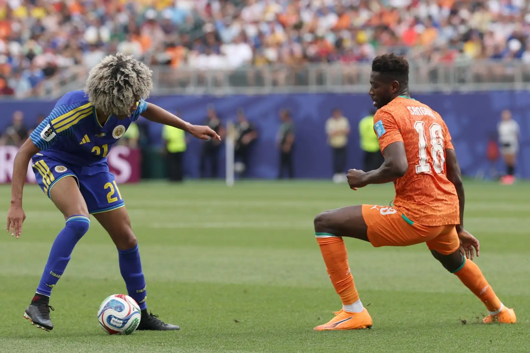 Tahith Chong de Curazao disputa un balón con Ibrahim Sangare de Costa de Marfil este jueves, en un partido del grupo E del Mundial de la FIFA 2026 entre Curazao y Costa de Marfil en el estadio Lincoln Financial Field de Filadelfia. Foto: ANDINA/ EFE