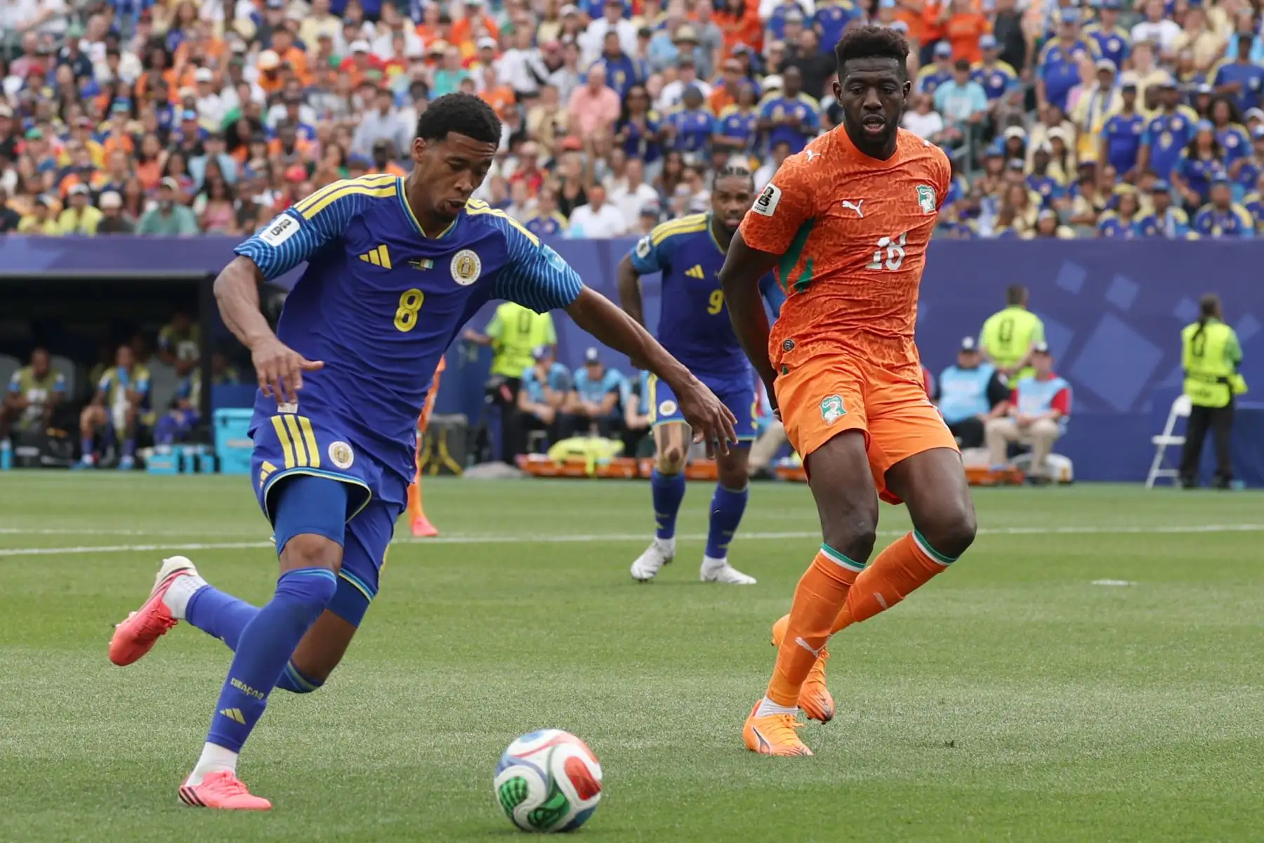Livano Comenencia de Curazao disputa un balón con Ibrahim Sangare de Costa de Marfil este jueves, en un partido del grupo E del Mundial de la FIFA 2026 entre Curazao y Costa de Marfil en el estadio Lincoln Financial Field de Filadelfia. EFE