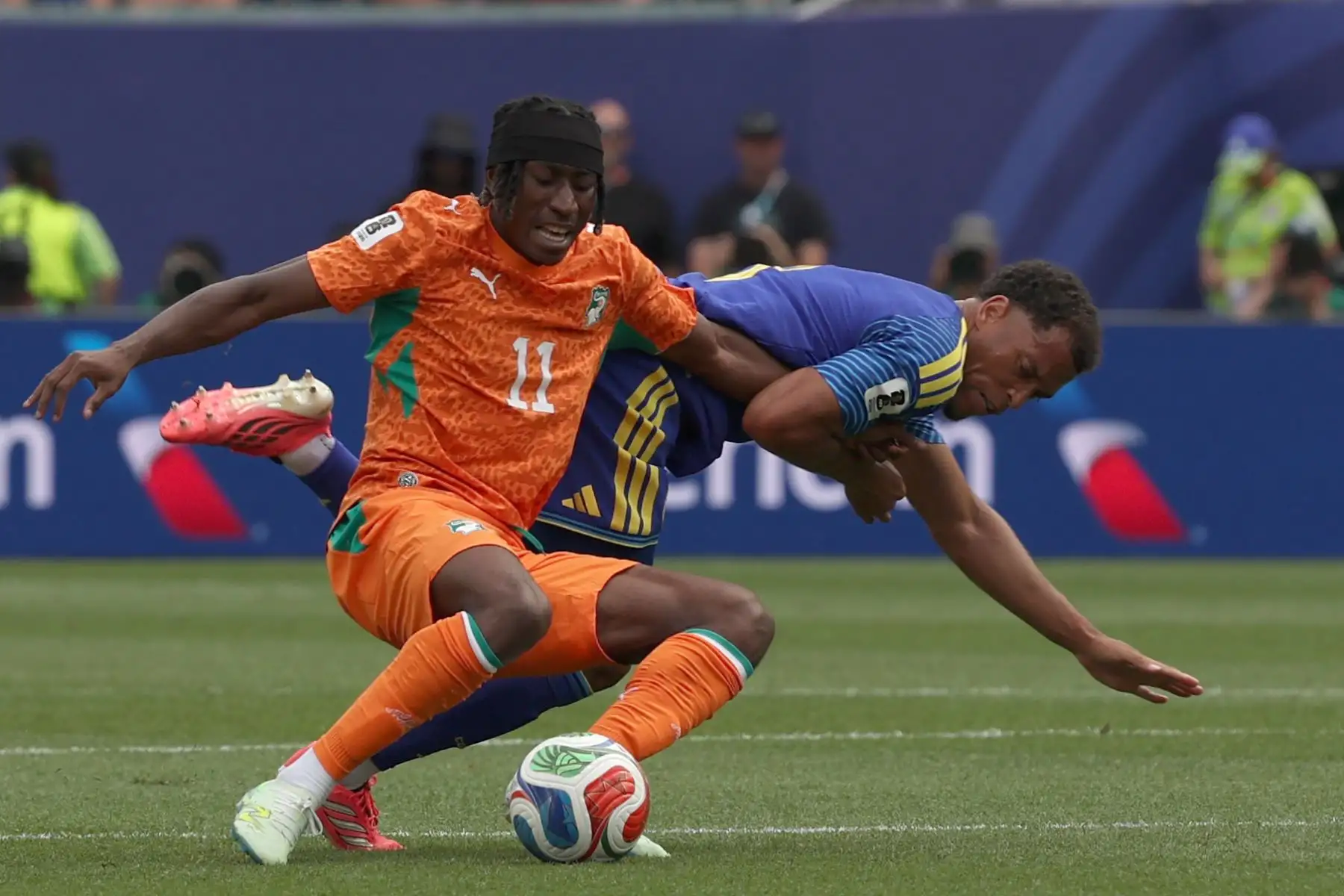 Yan Diomande de Costa de Marfil controla el balón este jueves, en un partido del grupo E del Mundial de la FIFA 2026 entre Curazao y Costa de Marfil en el estadio Lincoln Financial Field de Filadelfia. Foto: ANDINA/EFE