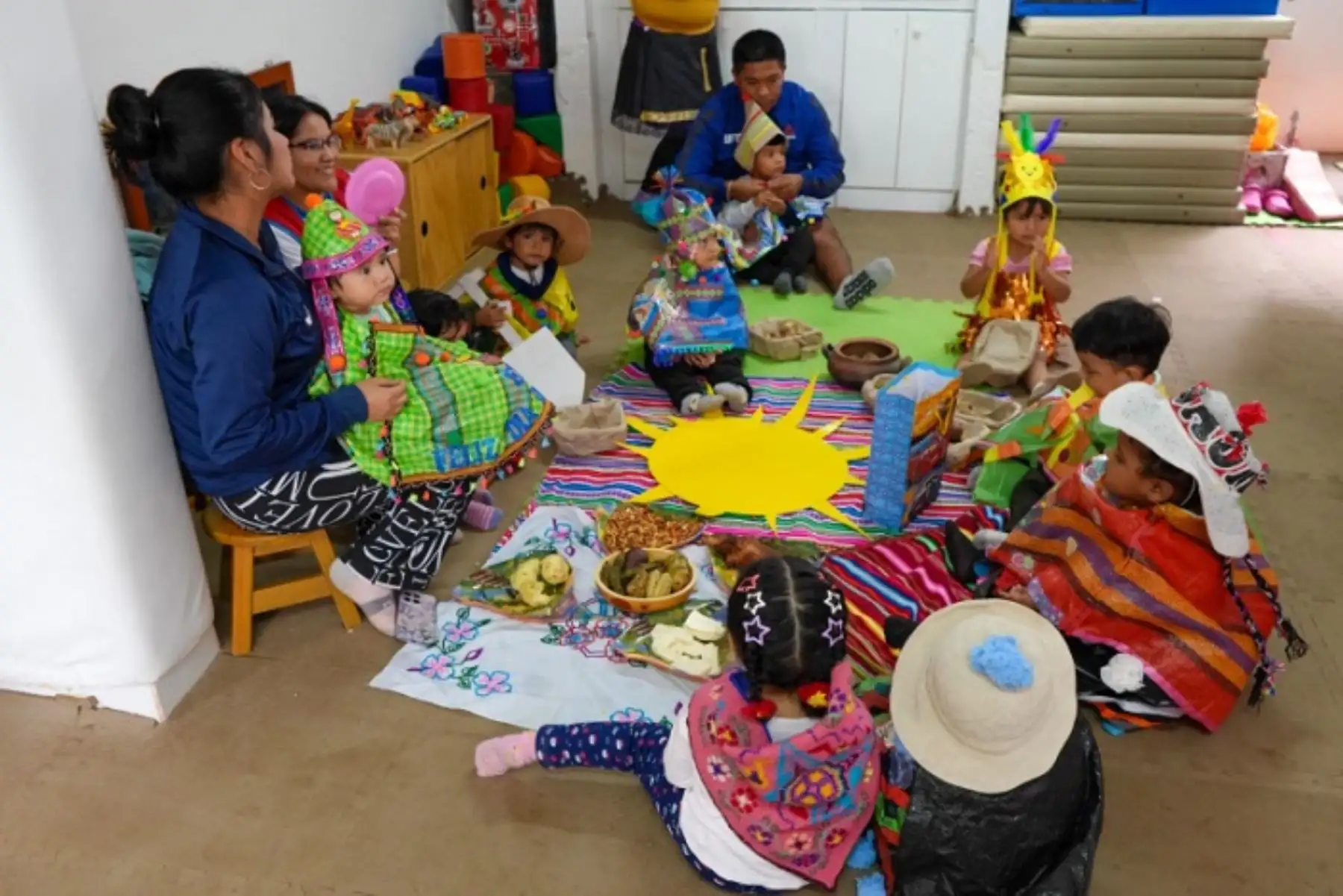 Con coloridos trajes típicos usuarios de Cuna Más escenificaron el Inti Raymi