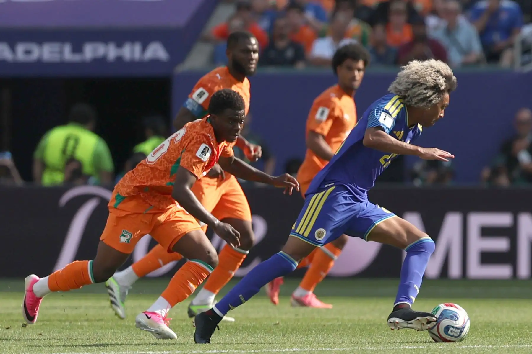 Tahith Chong de Curazao disputa un balón con Christ Inao Oulai de Costa de Marfil este jueves, en un partido del grupo E del Mundial de la FIFA 2026 entre Curazao y Costa de Marfil en el estadio Lincoln Financial Field de Filadelfia. Foto: ANDINA/ EFE