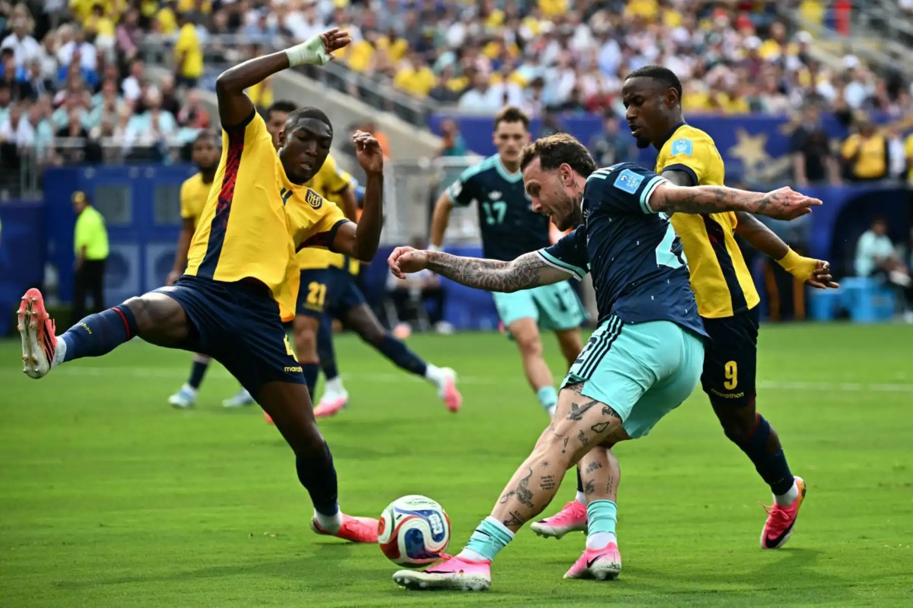 El defensa alemán David Raum, patea el balón superando al defensa ecuatoriano Joel Ordóñez, número 4, durante el partido de fútbol del Grupo E del Mundial 2026 entre Ecuador y Alemania en el estadio New York/New Jersey. Foto: ANDINA/AFP