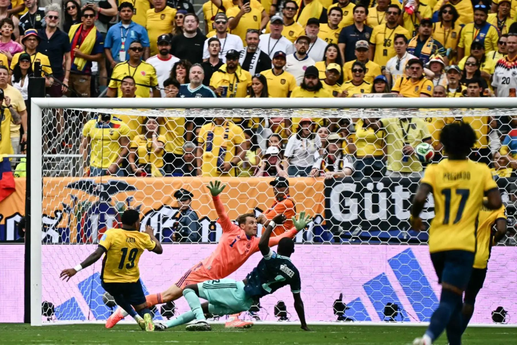 El centrocampista ecuatoriano, Gonzalo Plata, patea el balón y falla una oportunidad de gol ante el defensor alemán, Antonio Ruediger, durante el partido de fútbol del Grupo E del Mundial 2026 entre Ecuador y Alemania en el New York/New Jersey. 
Foto: ANDINA/ AFP