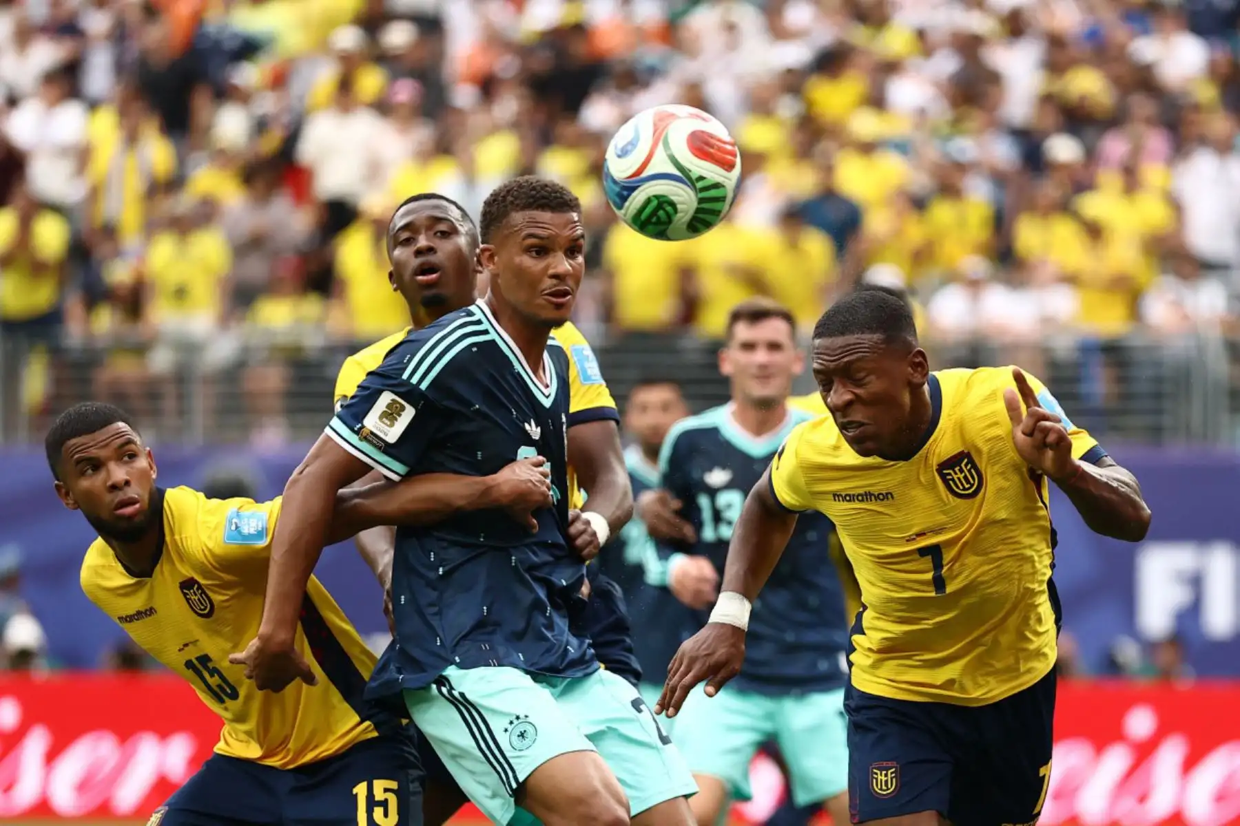 El defensa alemán Jonathan Tah y el defensa ecuatoriano Pervis Estupiñán luchan por el balón durante el partido de fútbol del Grupo E del Mundial 2026 entre Ecuador y Alemania en el estadio New York/New Jersey. Foto: ANDINA/AFP
