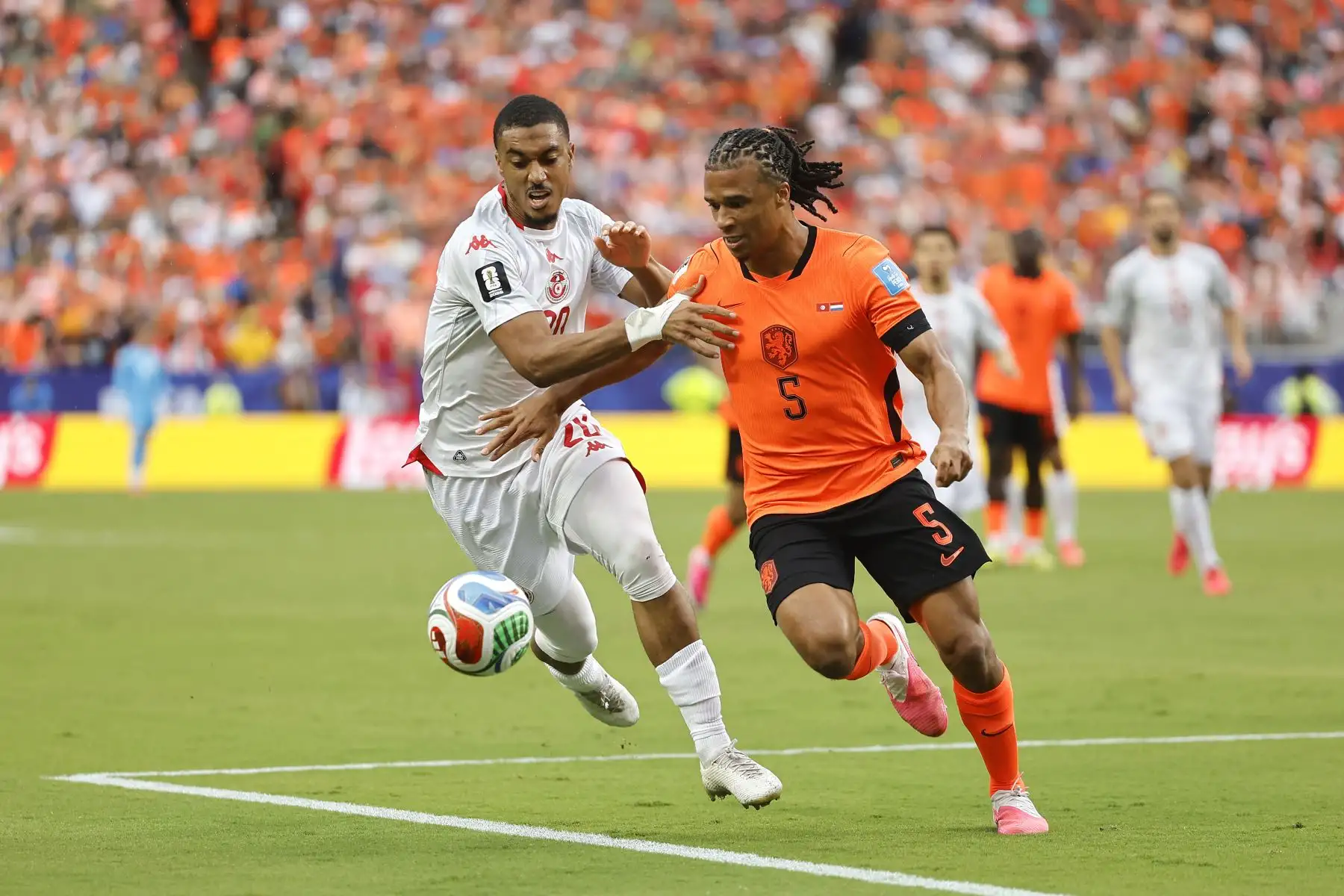 Yan Valery de Túnez disputa un balón con Nathan Ake de Países Bajos este jueves, en un partido del grupo F del Mundial de la FIFA 2026 entre Túnez y Países Bajos en el estadio Arrowhead en Kansas (Estados Unidos). Foto: ANDINA/EFE