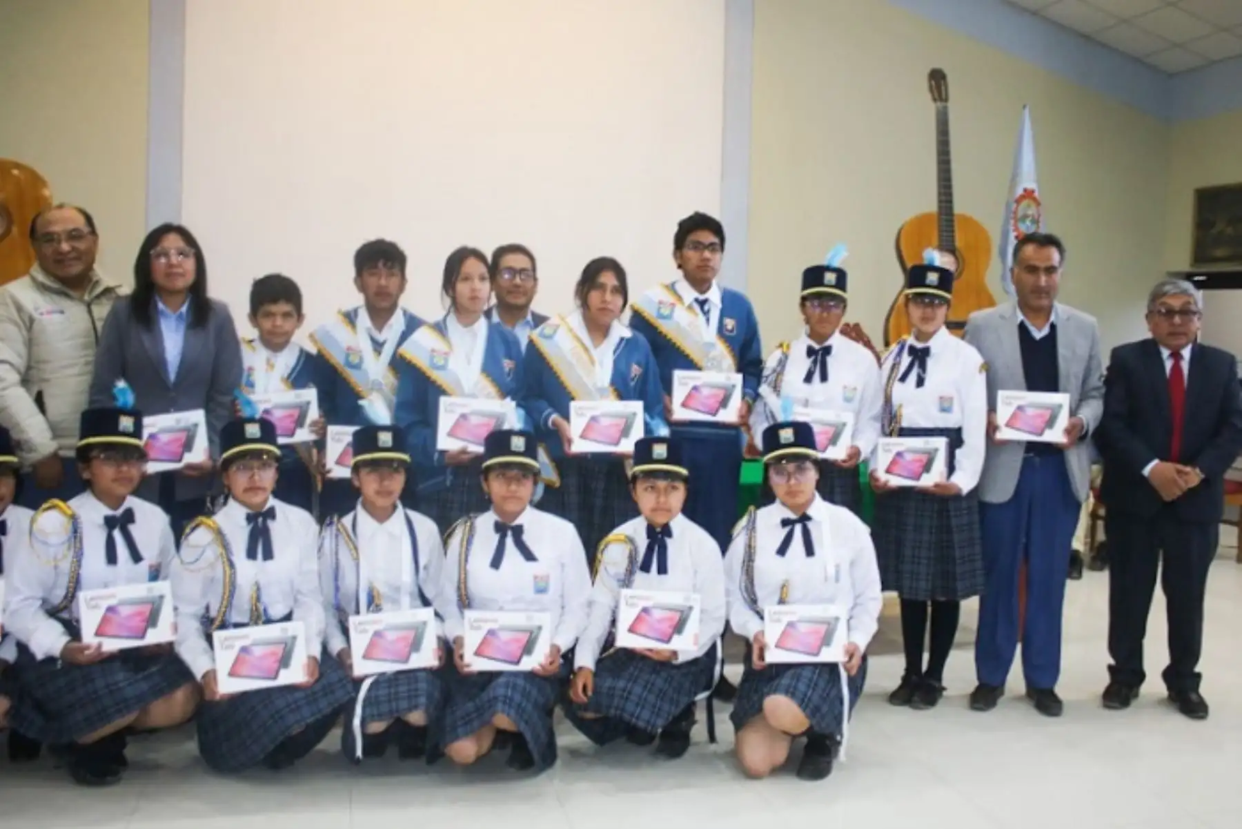Ayacucho: sector Educación entregó a 14 colegios de Coracora 2595 tabletas electrónicas