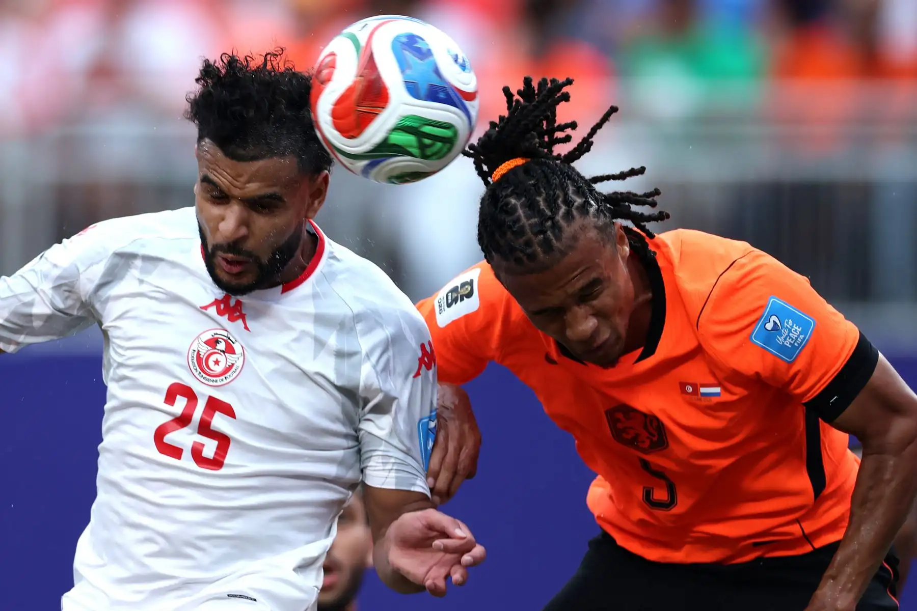 Anis Slimane de Túnez disputa un balón con Nathan Ake de Países Bajos este jueves, en un partido del grupo F del Mundial de la FIFA 2026 entre Túnez y Países Bajos en el estadio Arrowhead en Kansas (Estados Unidos). Foto: ANDINA/ EFE