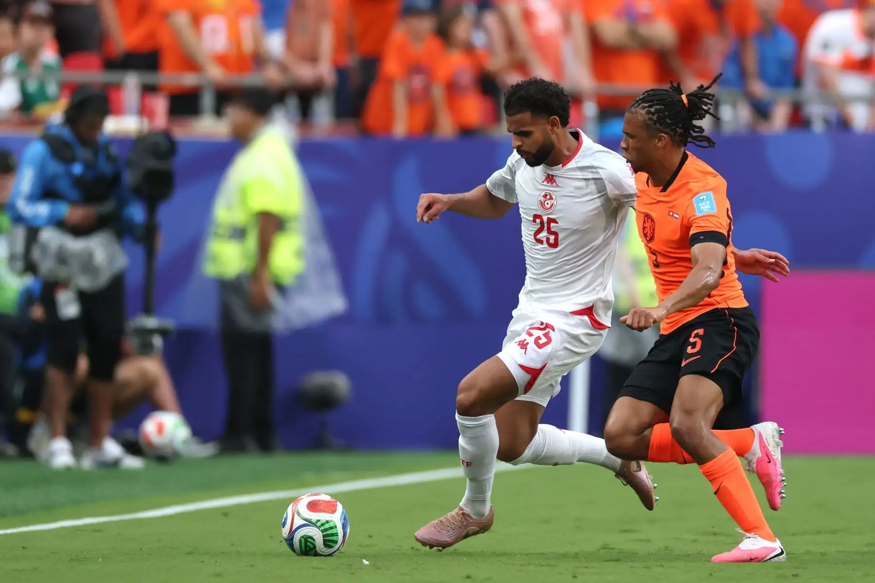 Anis Slimane de Túnez disputa un balón con Nathan Ake de Países Bajos este jueves, en un partido del grupo F del Mundial de la FIFA 2026 entre Túnez y Países Bajos en el estadio Arrowhead en Kansas (Estados Unidos). Foto: ANDINA/EFE