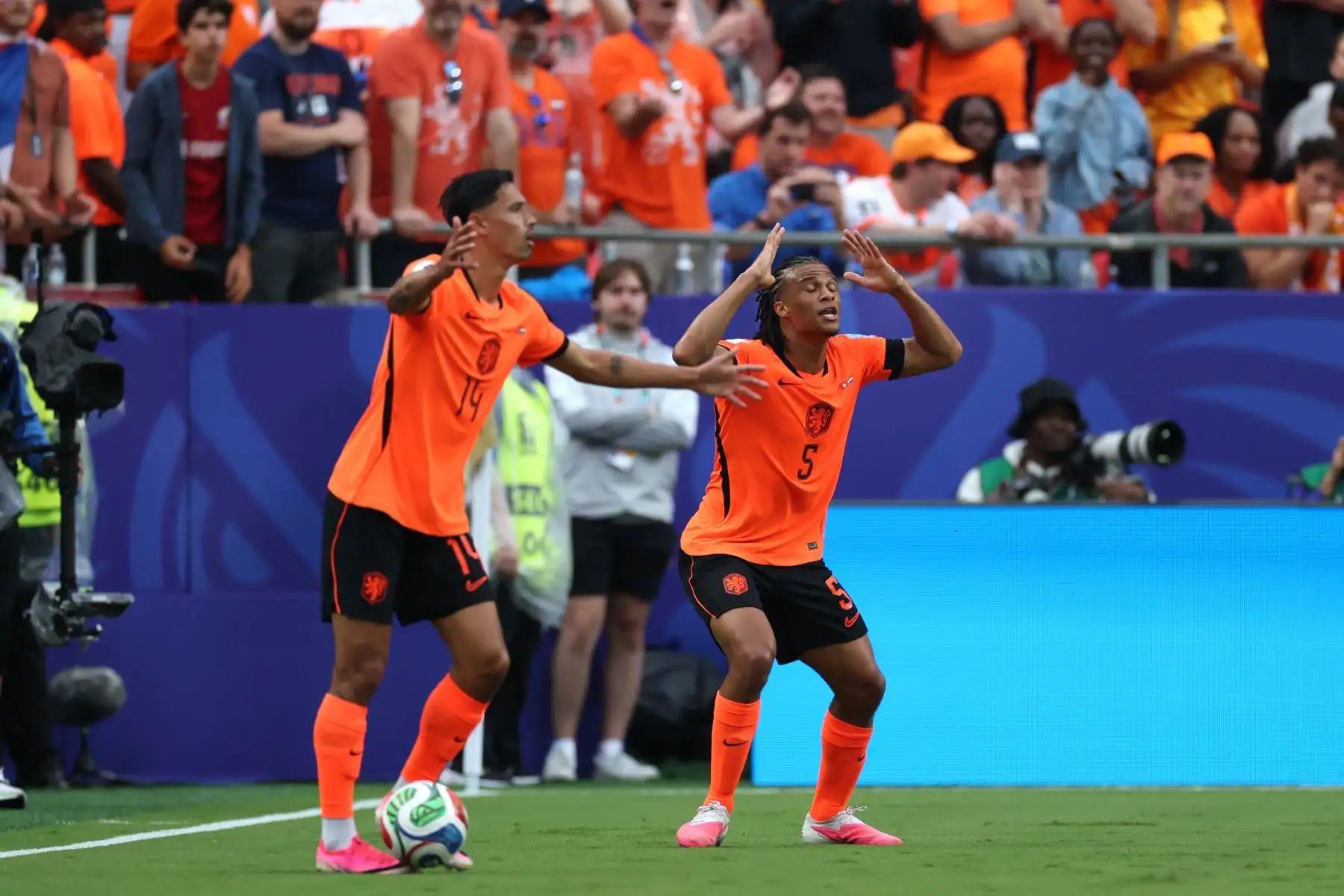 Nathan Ake de Países Bajos reacciona este jueves, en un partido del grupo F del Mundial de la FIFA 2026 entre Túnez y Países Bajos en el estadio Arrowhead en Kansas (Estados Unidos). Foto: ANDINA/ EFE