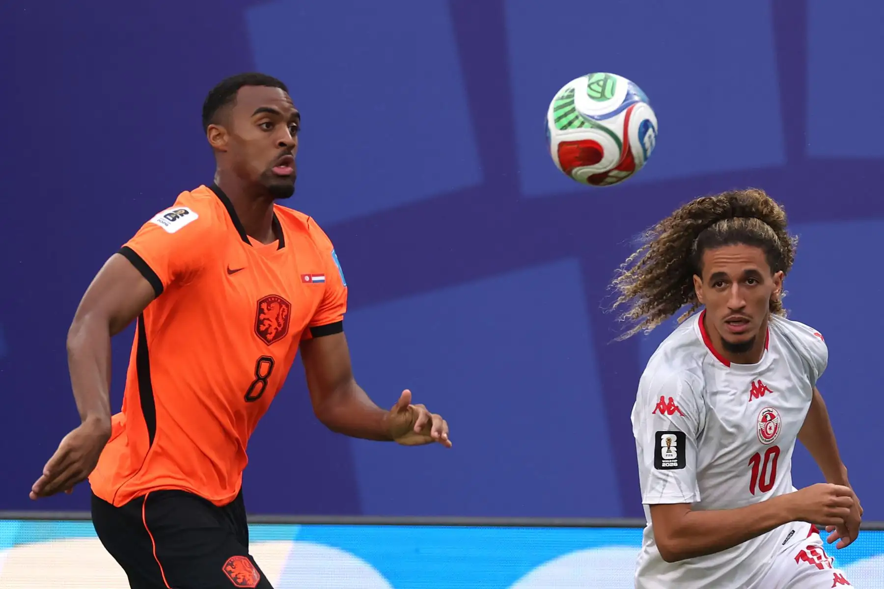 Hannibal Mejbri de Túnez disputa un balón con Ryan Gravenberch de Países Bajos este jueves, en un partido del grupo F del Mundial de la FIFA 2026 entre Túnez y Países Bajos en el estadio Arrowhead en Kansas (Estados Unidos). Foto: ANDINA/ EFE