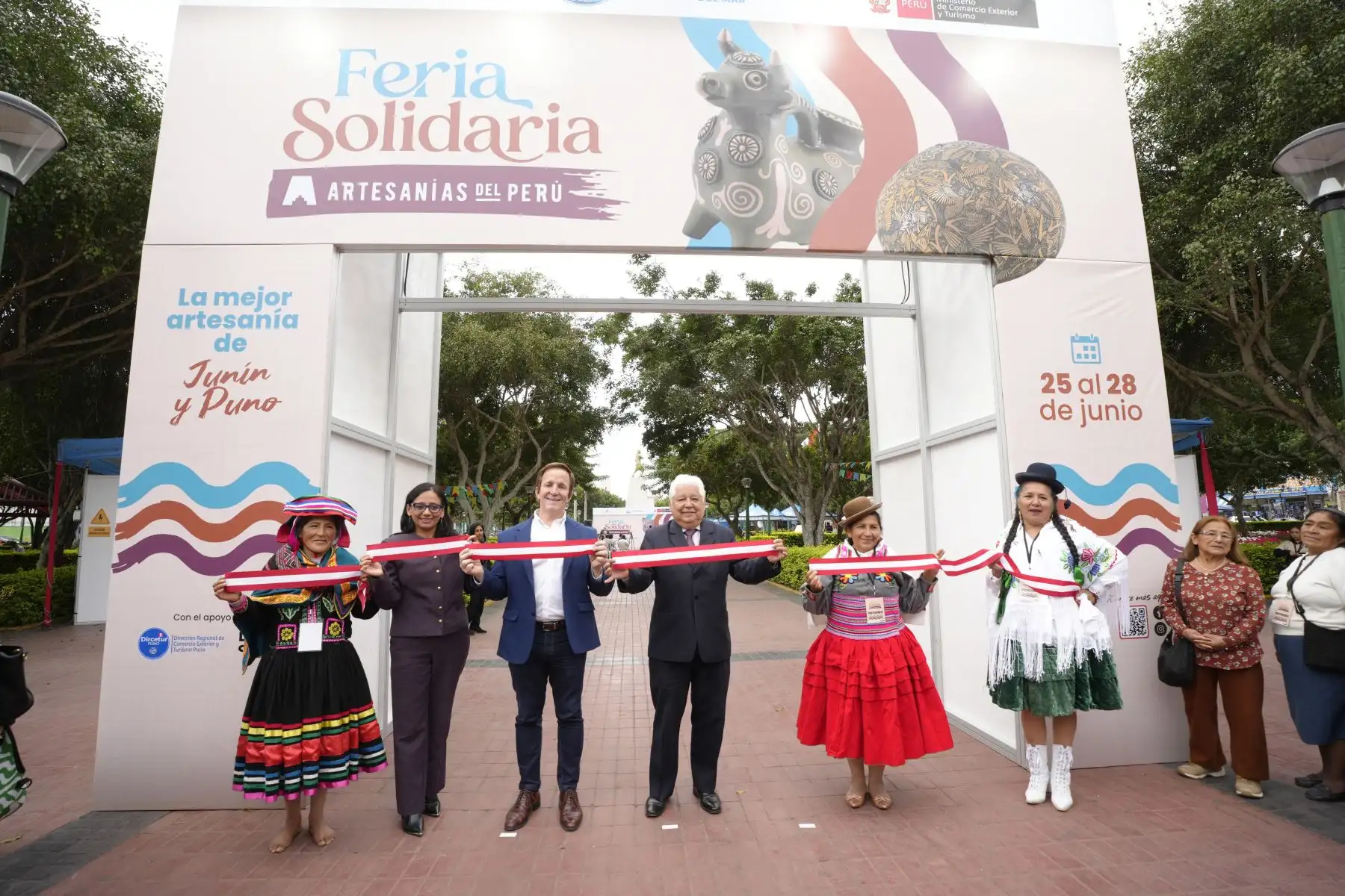 Feria solidaria en Lima impulsa recuperación de artesanos afectados por lluvias