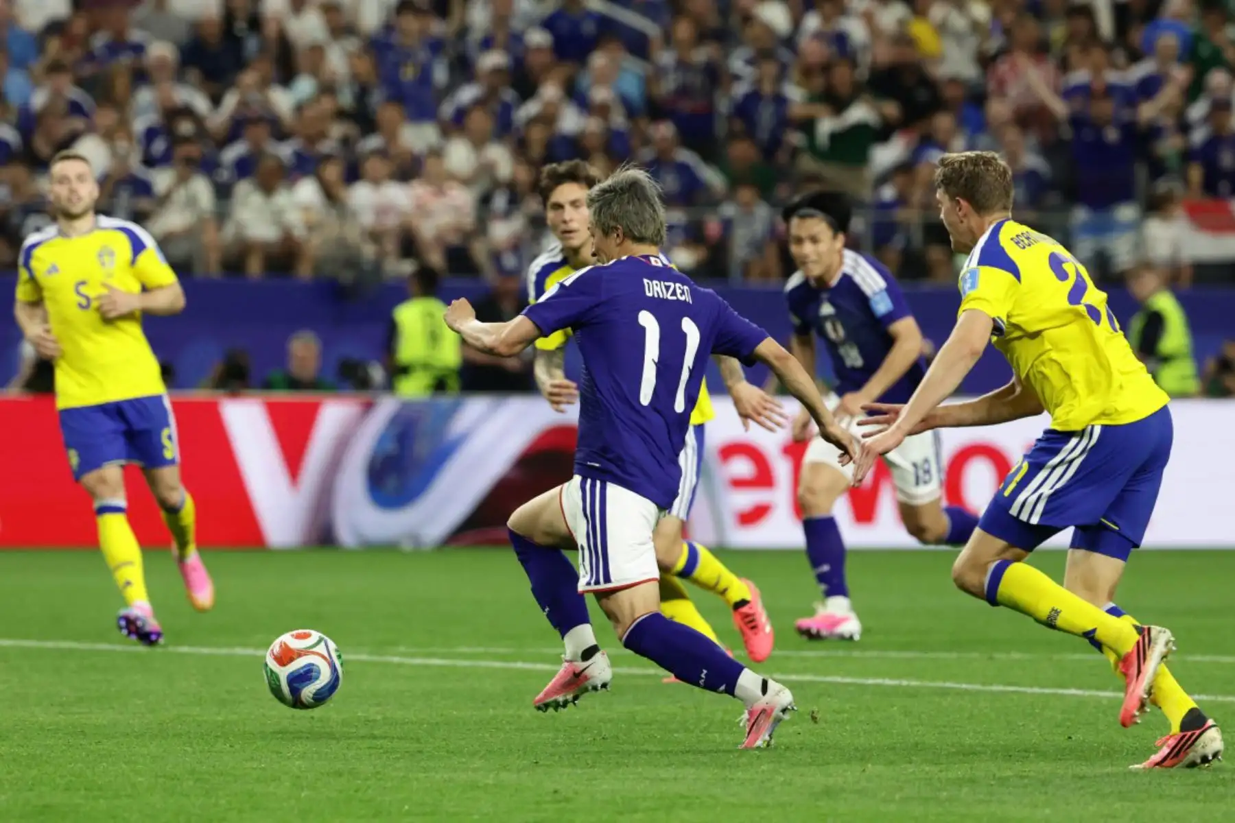 El delantero japonés Daizen Maeda, anota el primer gol de su equipo durante el partido de fútbol del Grupo F del Mundial de 2026 entre Japón y Suecia en el estadio Dallas de Arlington. Foto: ANDINA/AFP