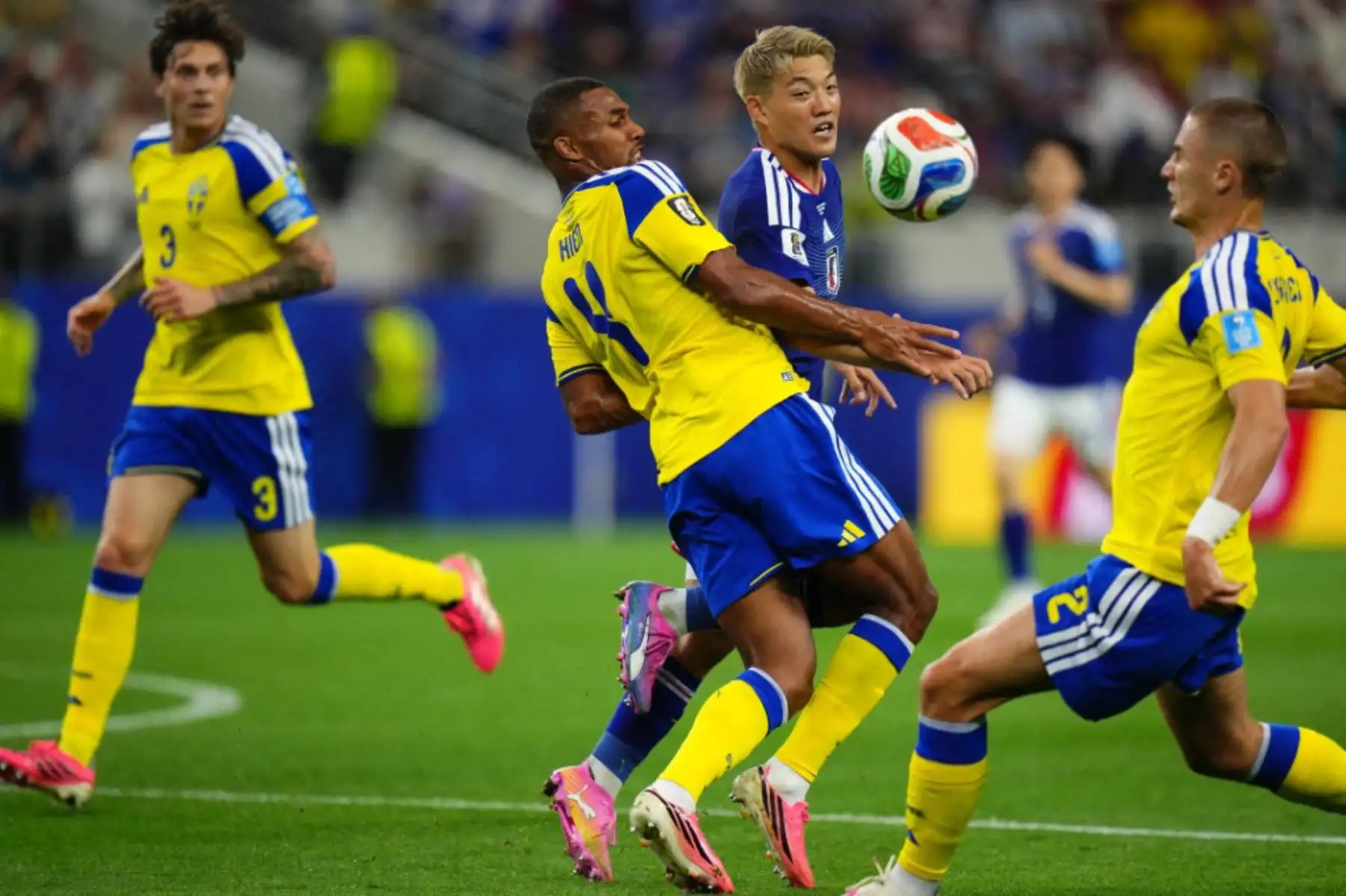 Ritsu Doan de Japón e Isak Hien de Suecia disputan el balón durante el partido de la primera fase del Grupo F de la Copa Mundial de la FIFA 2026 entre Japón y Suecia en el Estadio Dallas en Arlington, Texas, Estados Unidos. Foto. ANDINA/ AFP