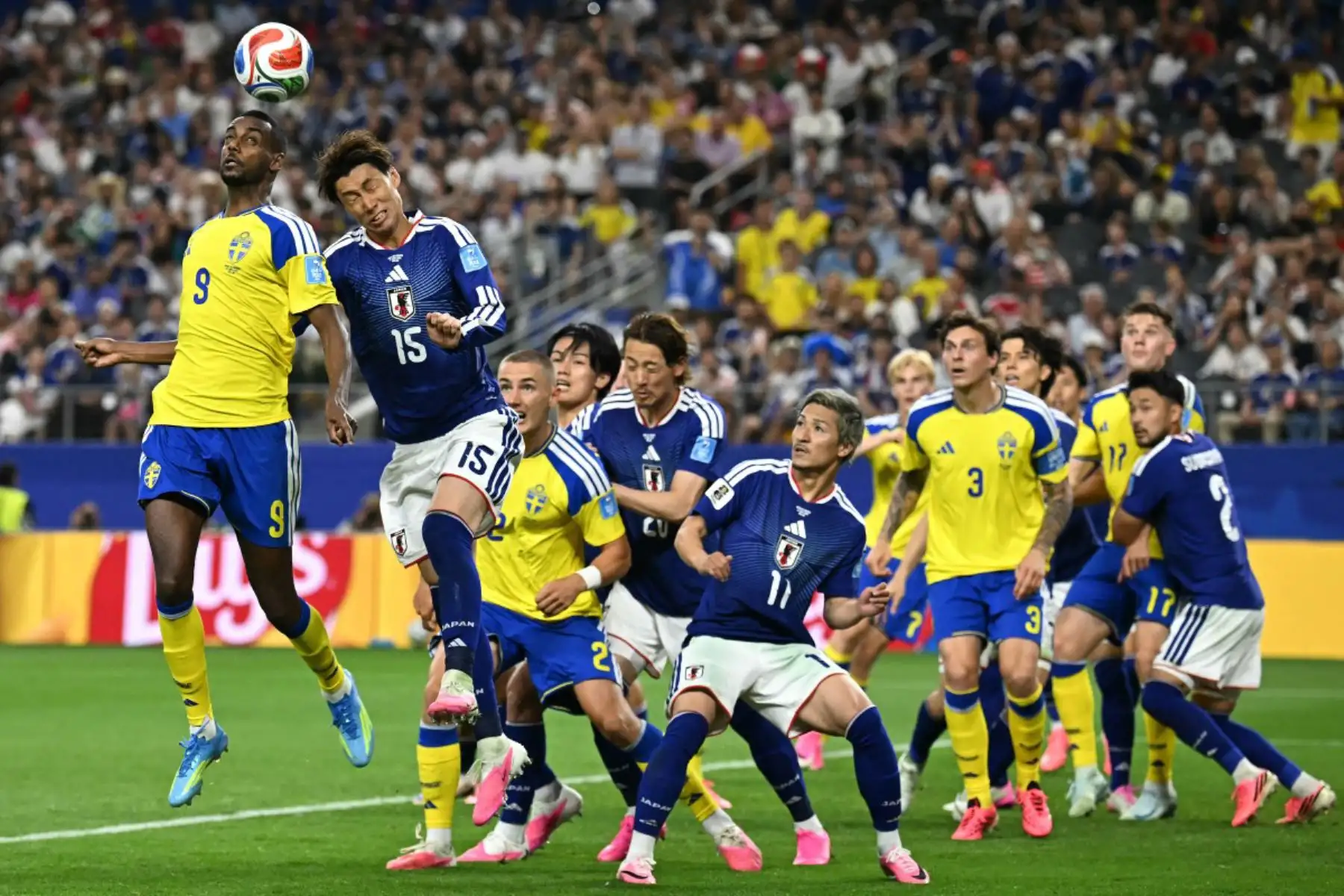 El delantero sueco Alexander Isak y el centrocampista japonés Daichi Kamada luchan por el balón junto al delantero japonés Daizen Maeda durante el partido de fútbol del Grupo F de la Copa Mundial de 2026 entre Japón y Suecia en el Estadio Dallas de Arlington. Foto: ANDINA/ AFP